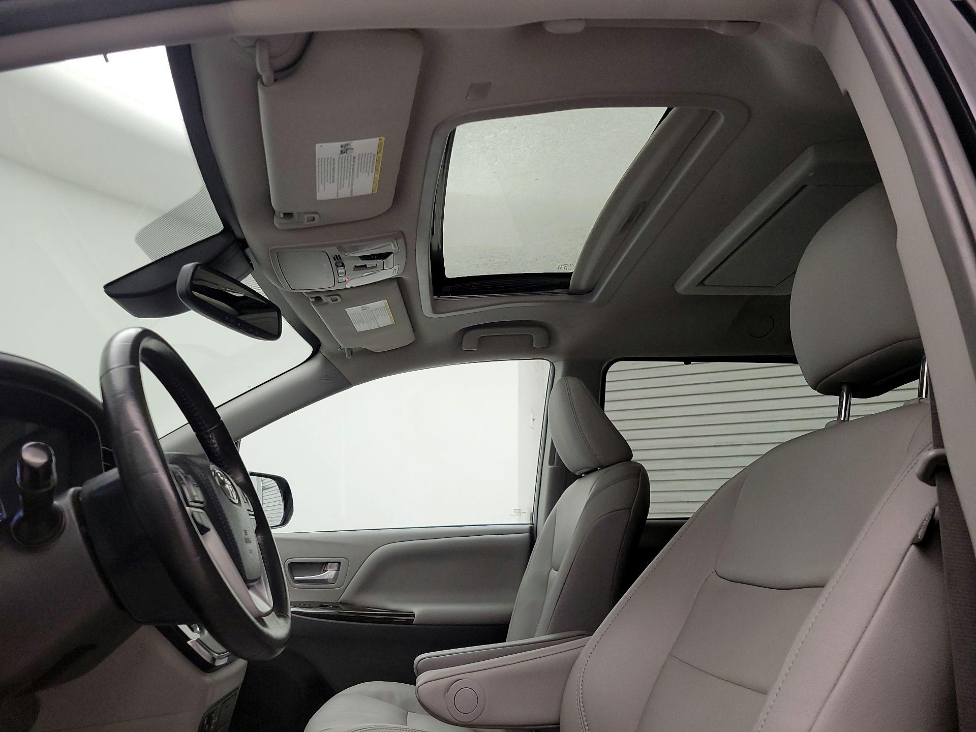 Thumbnail: 2019 Toyota Sienna - 19