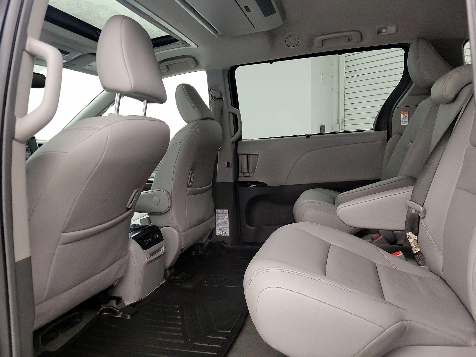 Thumbnail: 2019 Toyota Sienna - 20