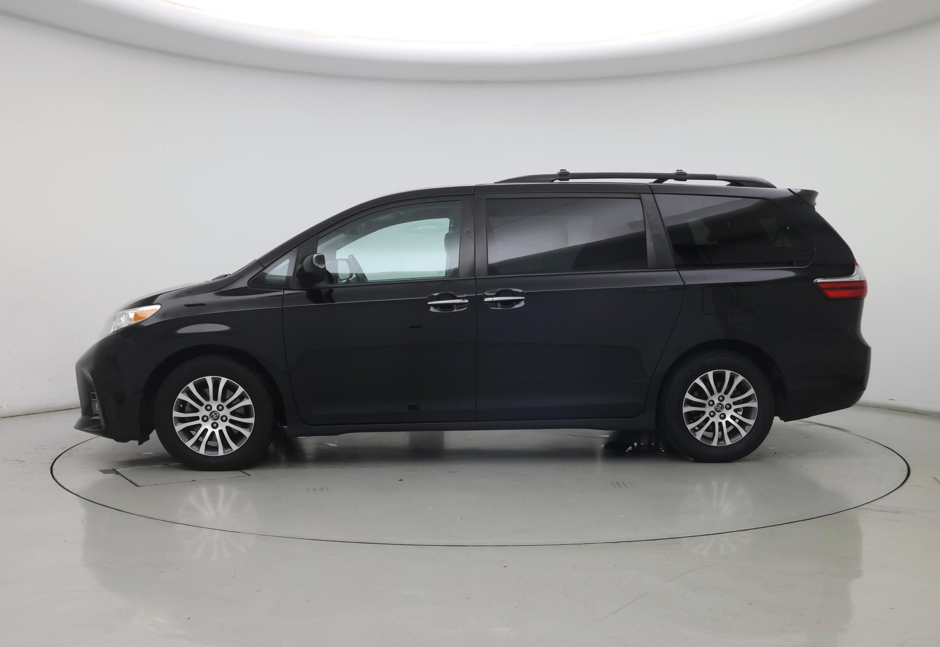 Thumbnail: 2019 Toyota Sienna - 3