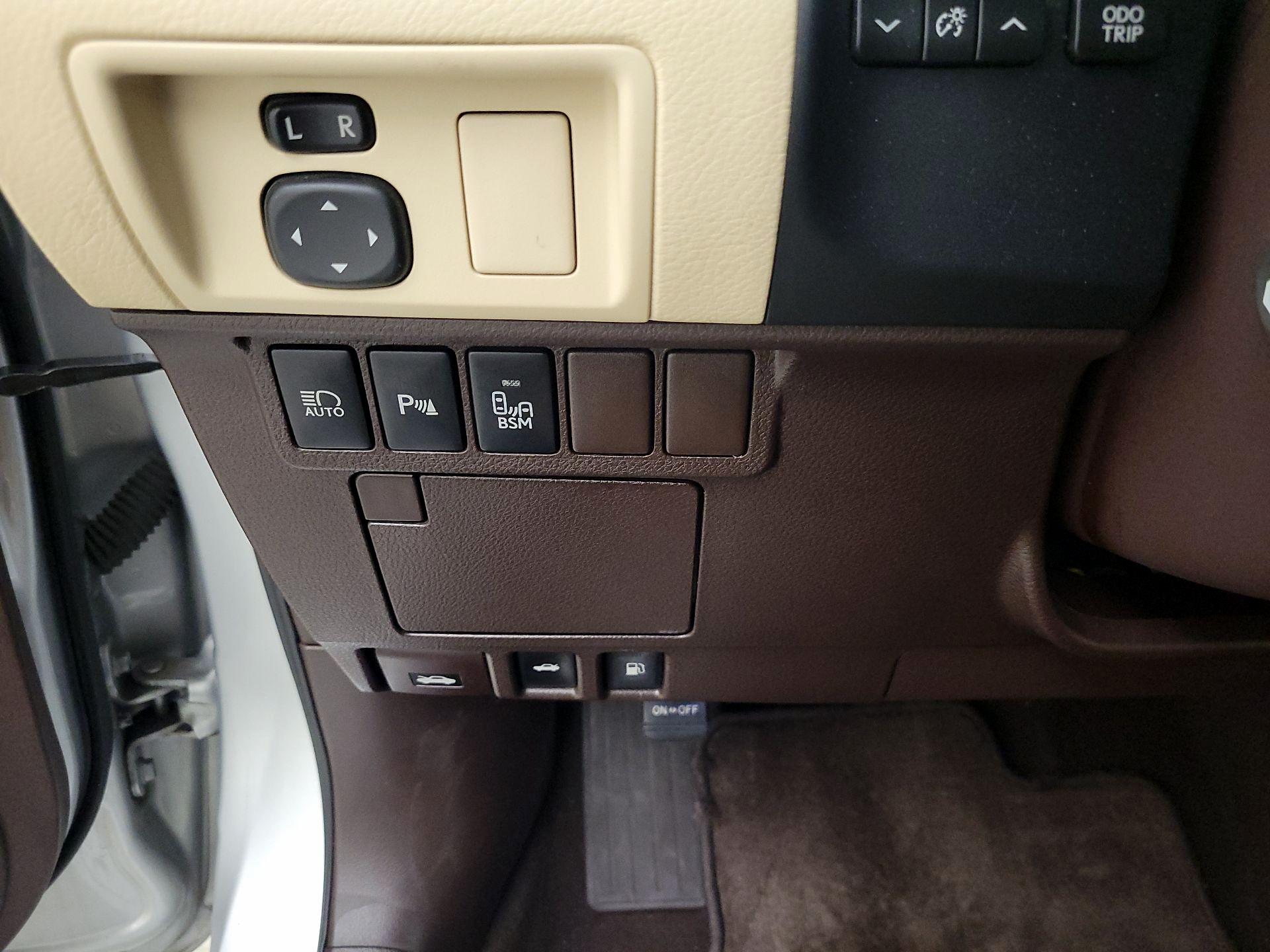 Thumbnail: 2017 Lexus ES - 13