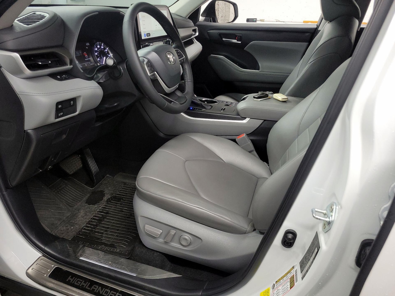 2023 Toyota Highlander XLE - Photo 12