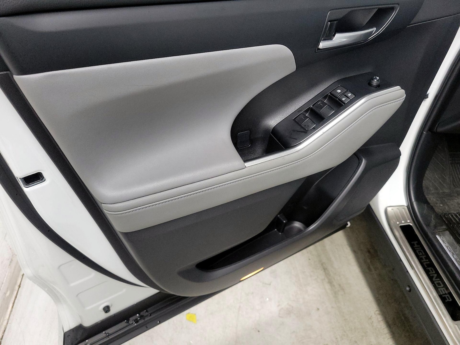 2023 Toyota Highlander XLE - Photo 13