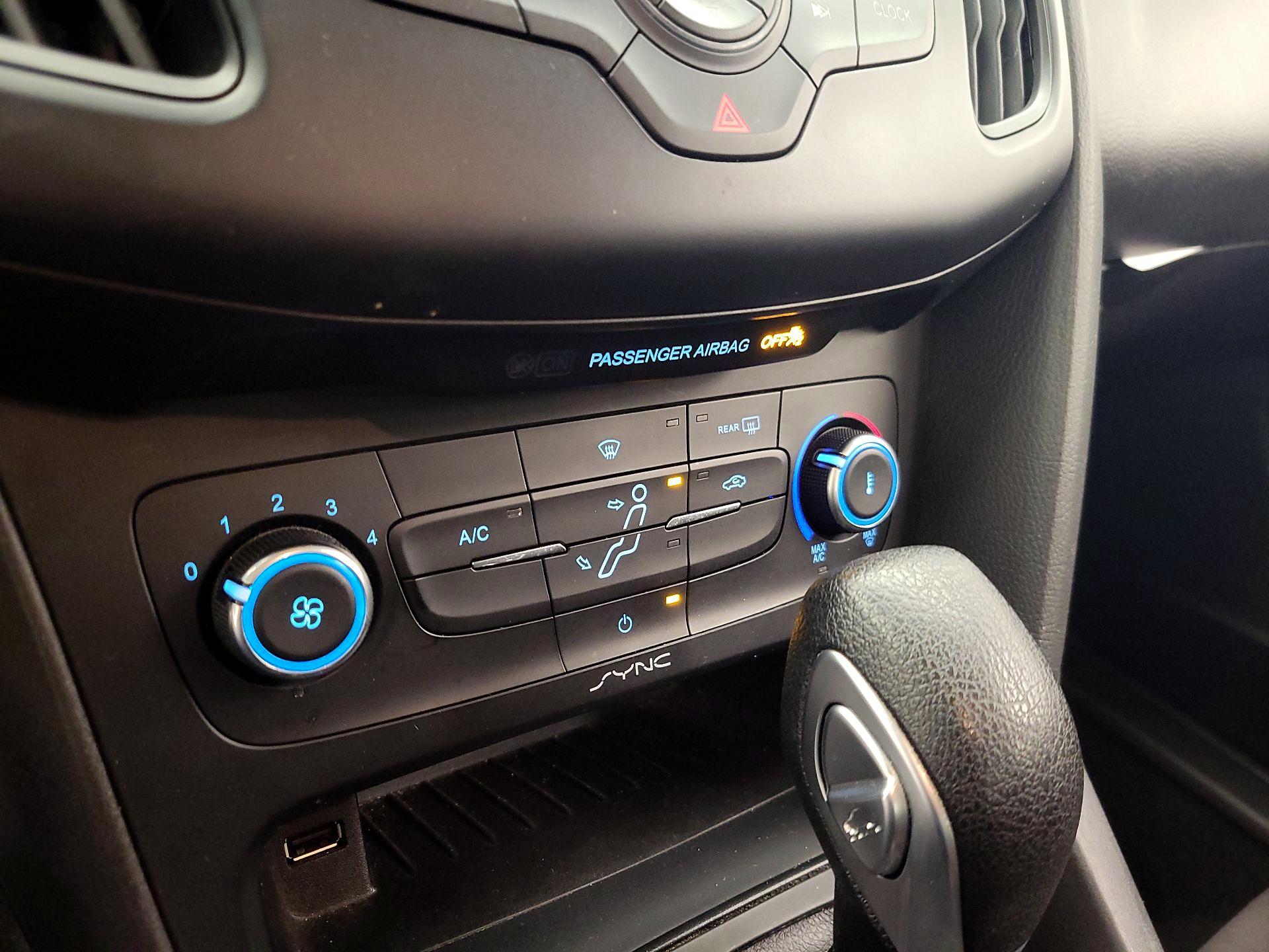 Thumbnail: 2015 Ford Focus - 16
