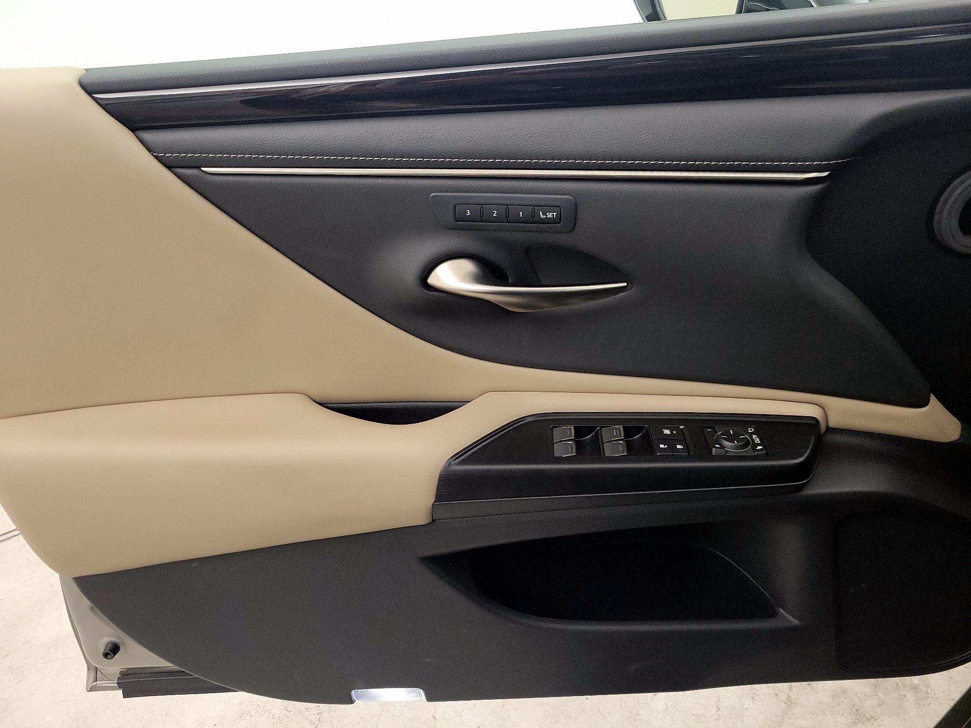 Thumbnail: 2021 Lexus ES - 12