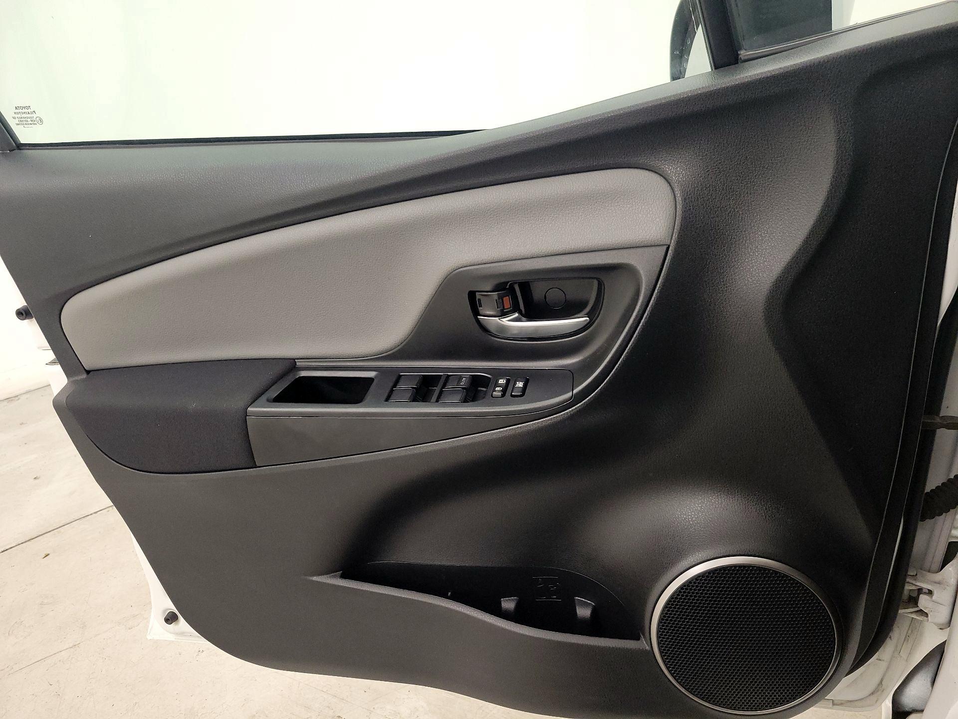 Thumbnail: 2016 Toyota Yaris - 12
