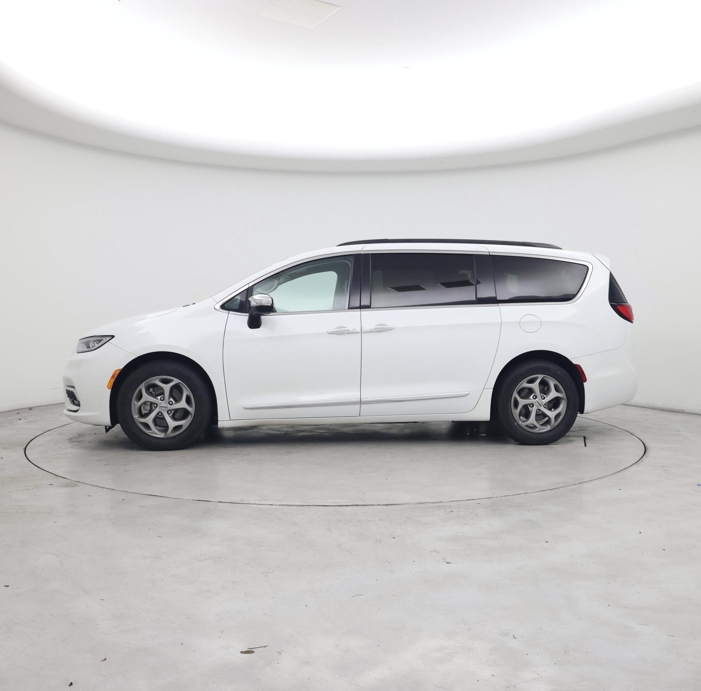 Thumbnail: 2023 Chrysler Pacifica - 3