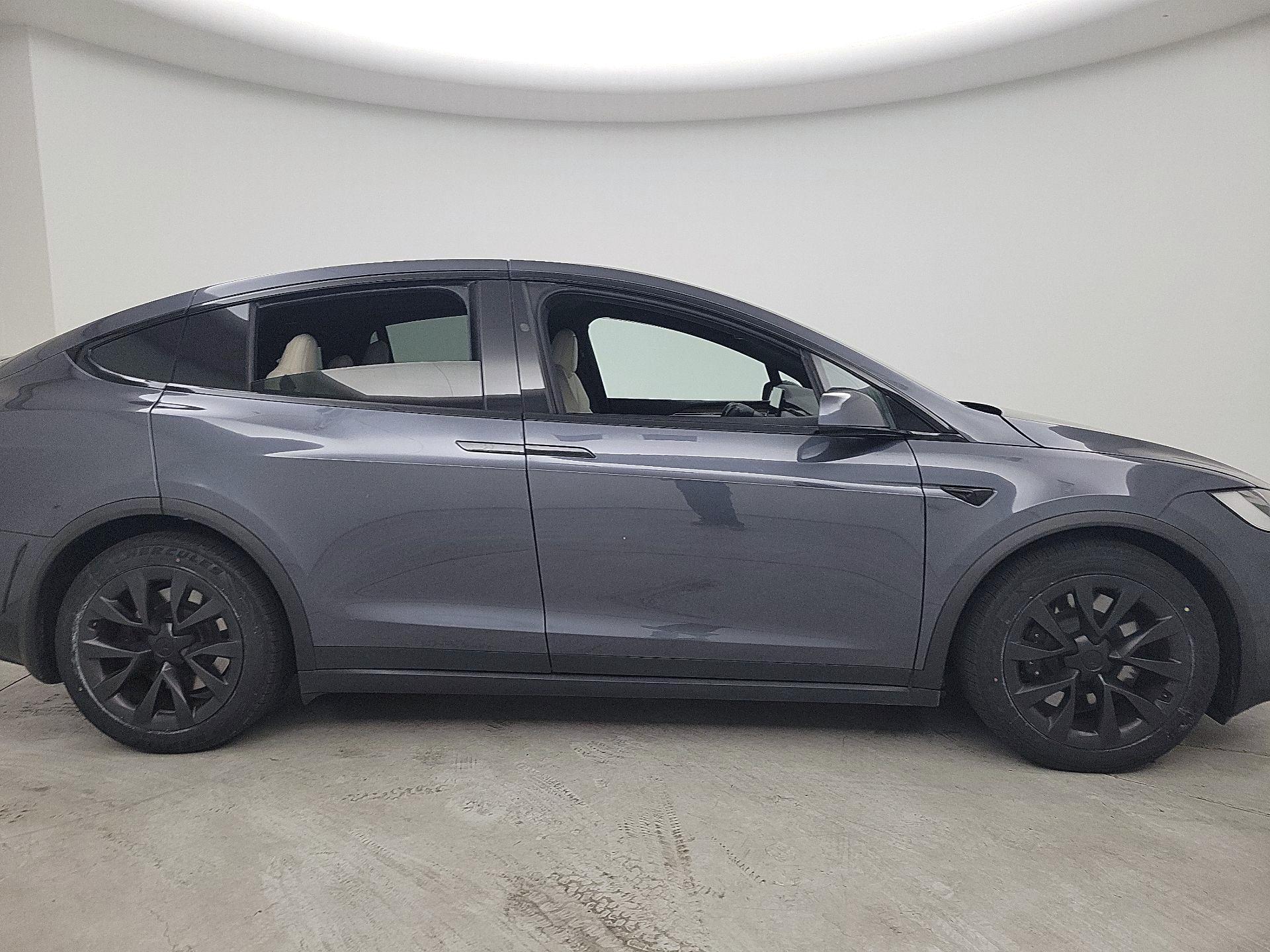 Thumbnail: 2022 Tesla Model X - 4