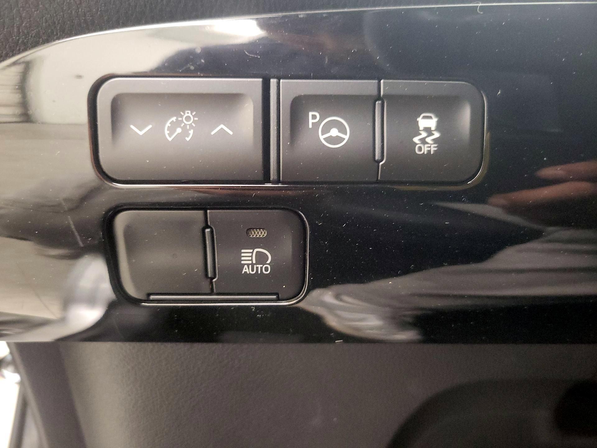 Thumbnail: 2019 Toyota Prius - 13