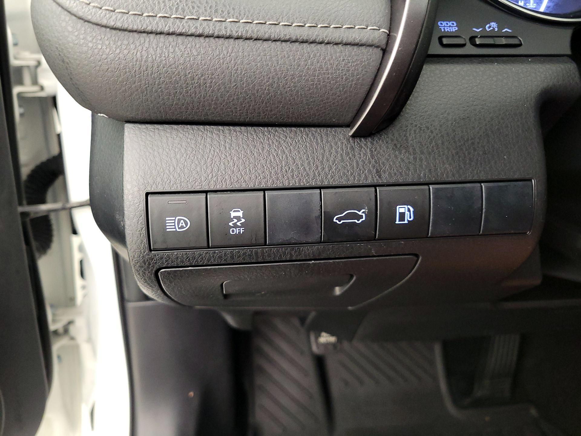 Thumbnail: 2018 Toyota Camry - 13