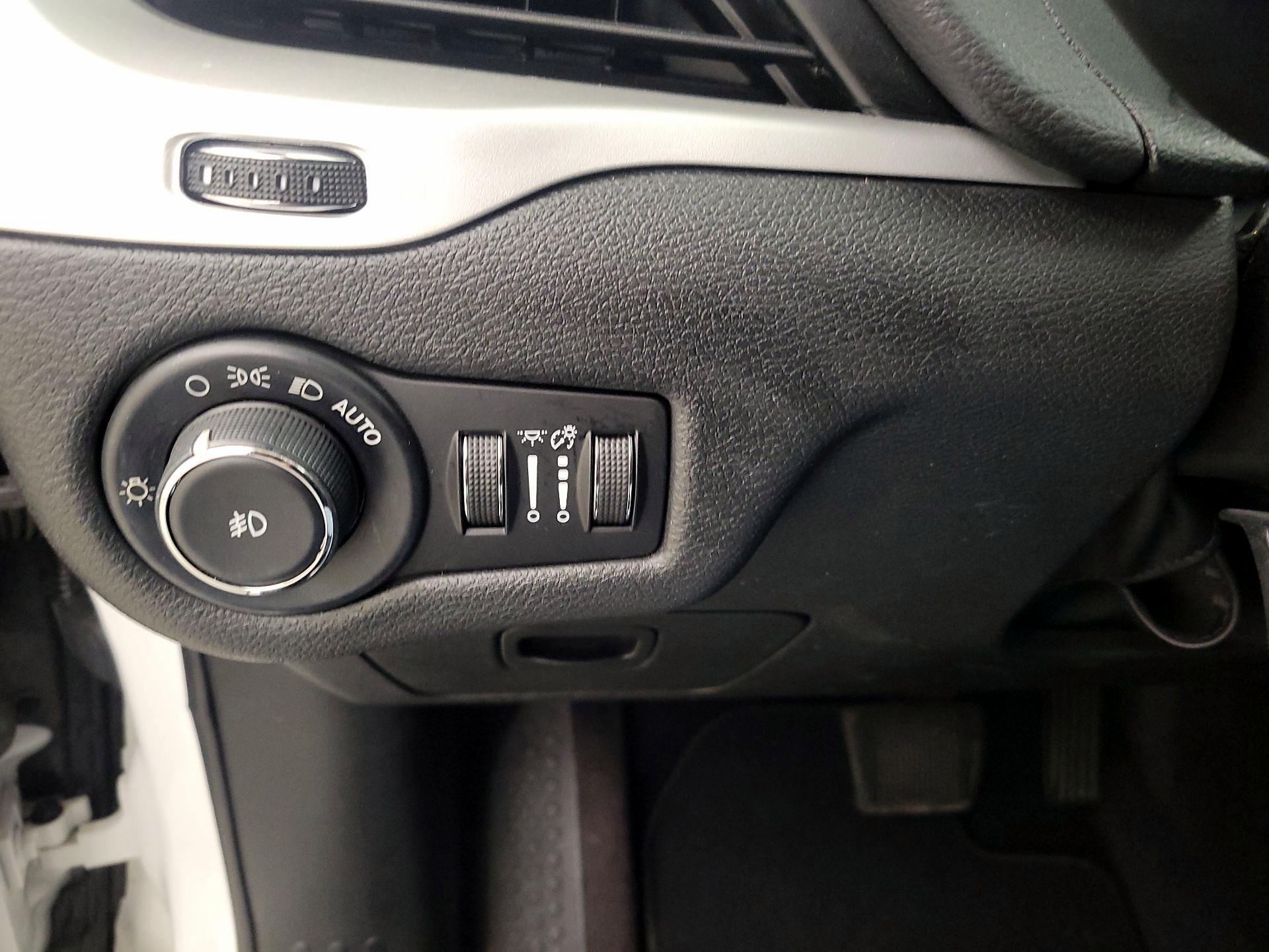 Thumbnail: 2018 Jeep Cherokee - 13