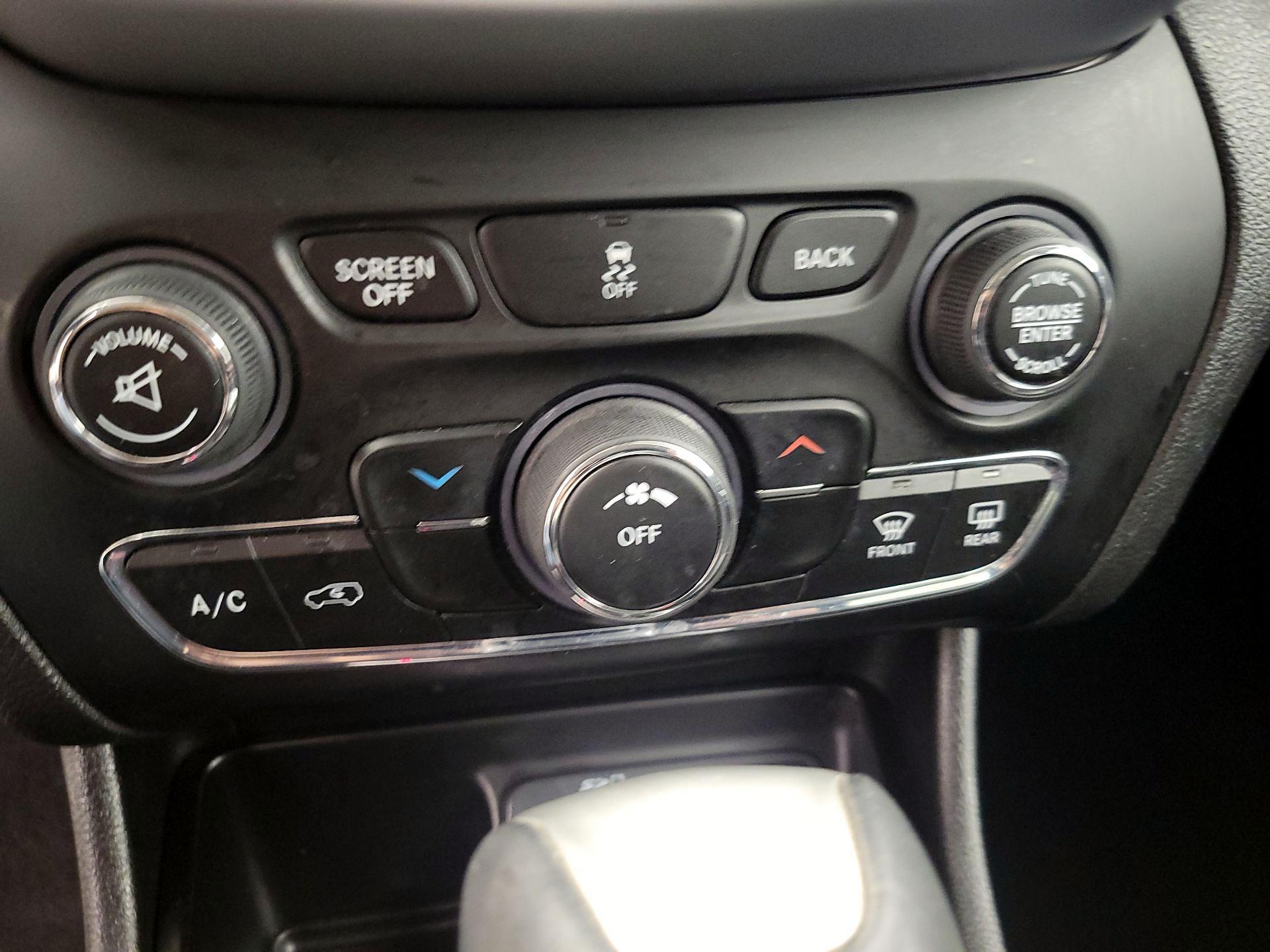 Thumbnail: 2018 Jeep Cherokee - 16