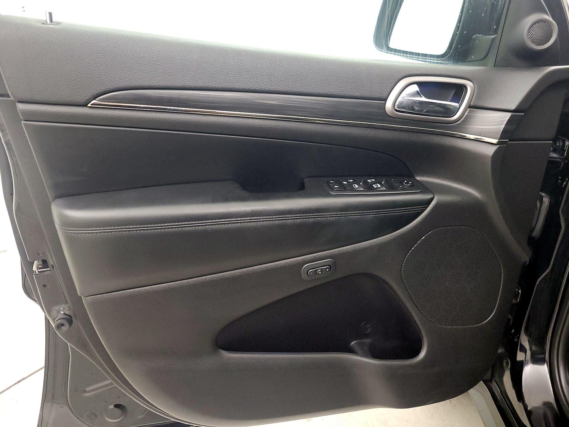 Thumbnail: 2020 Jeep Grand Cherokee - 12