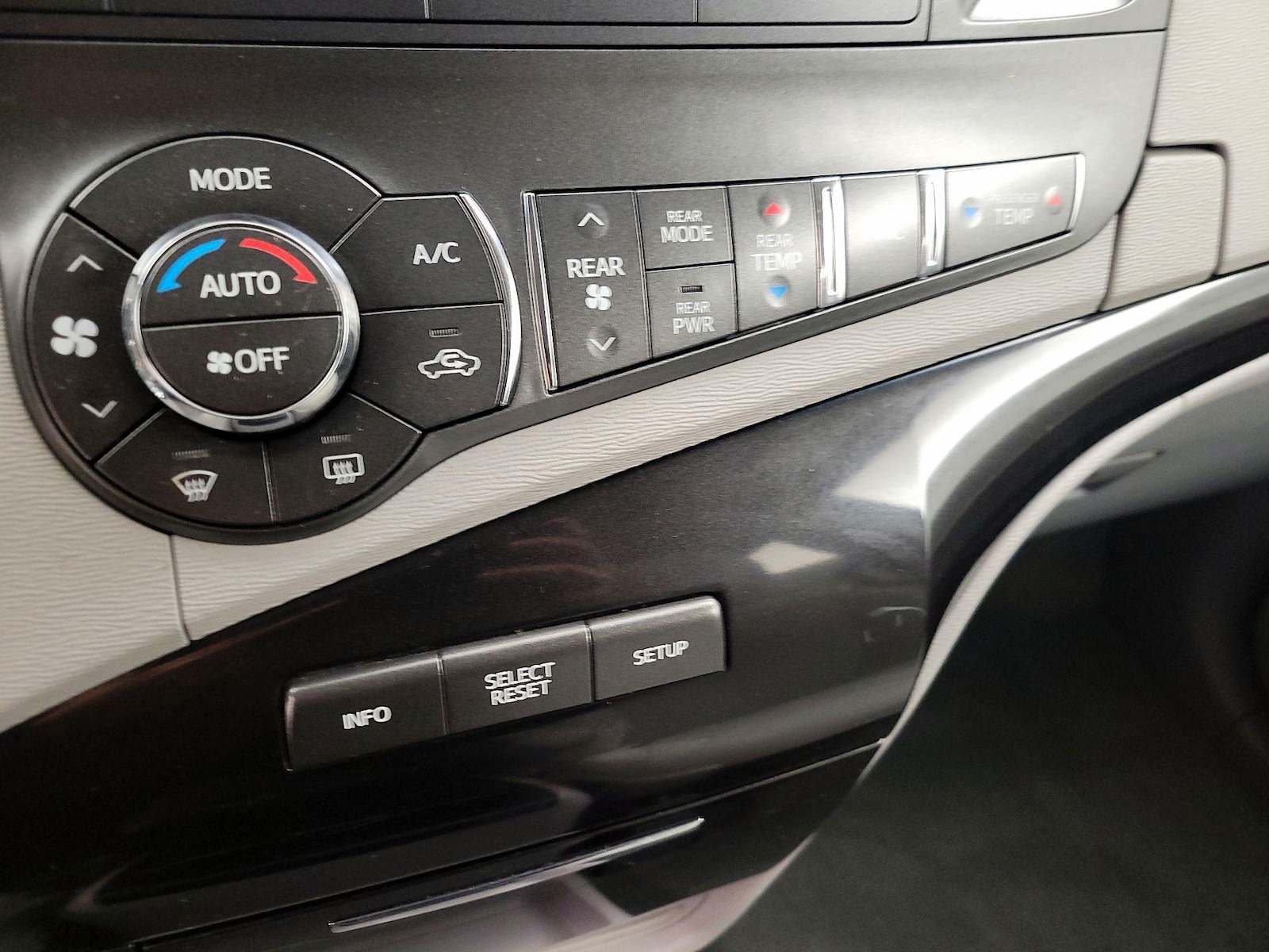 2014 Toyota Sienna LE - Photo 17