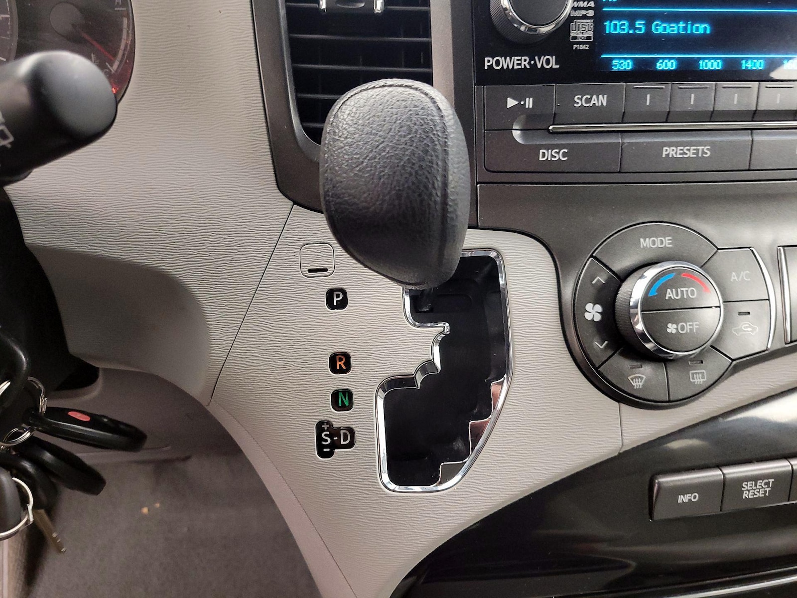 2014 Toyota Sienna LE - Photo 18