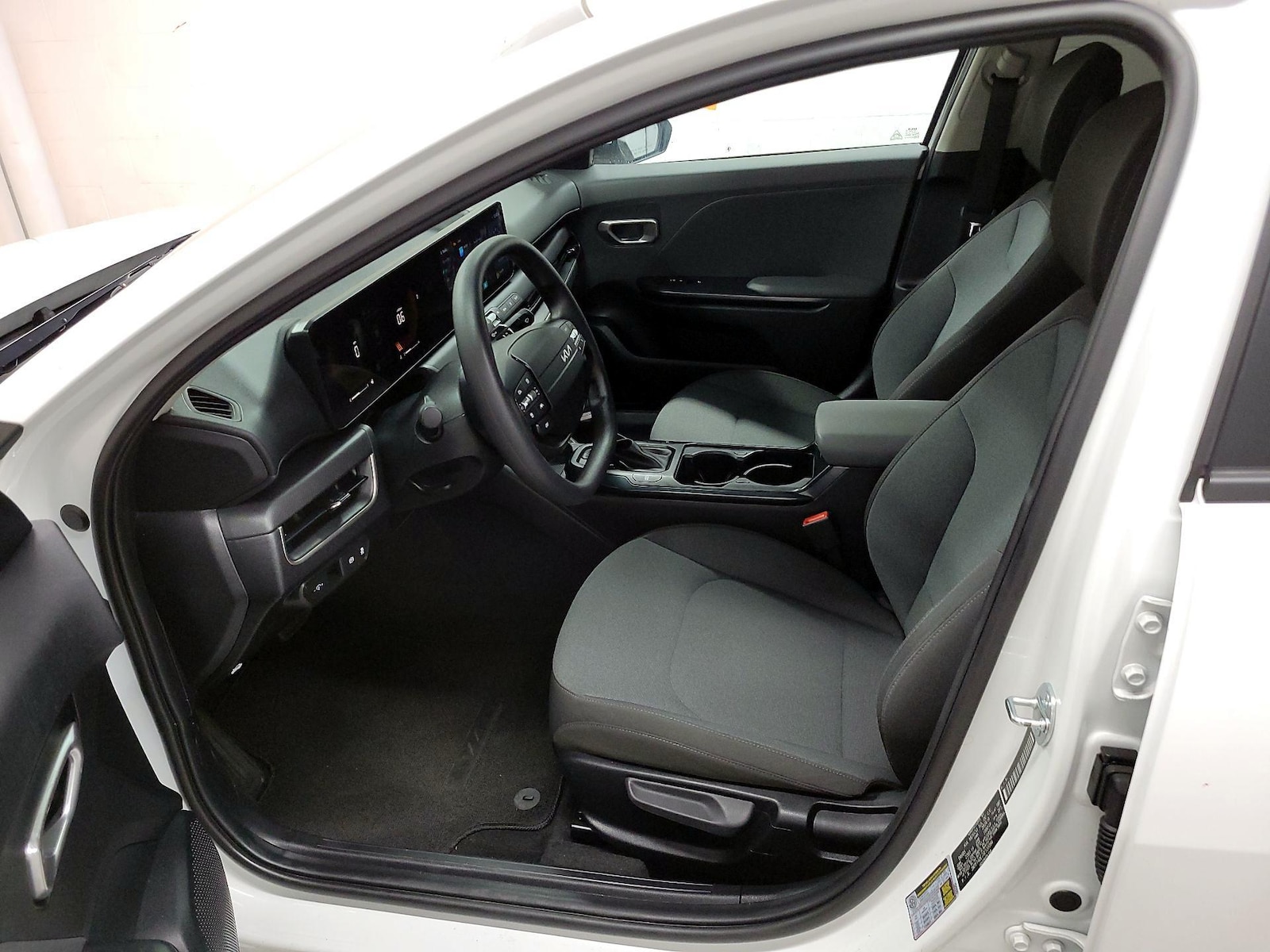 2025 Kia K4 LXS - Photo 12