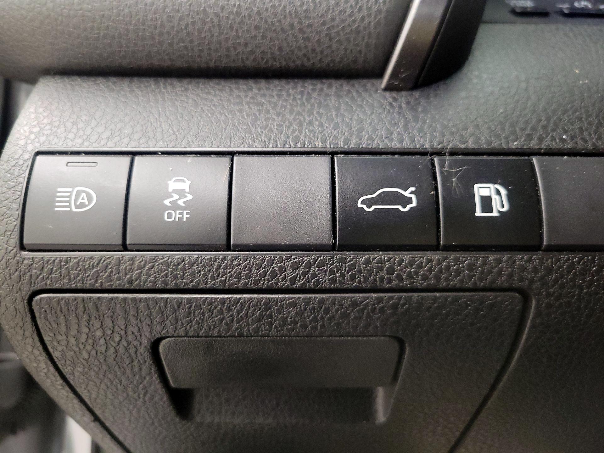 Thumbnail: 2018 Toyota Camry - 13