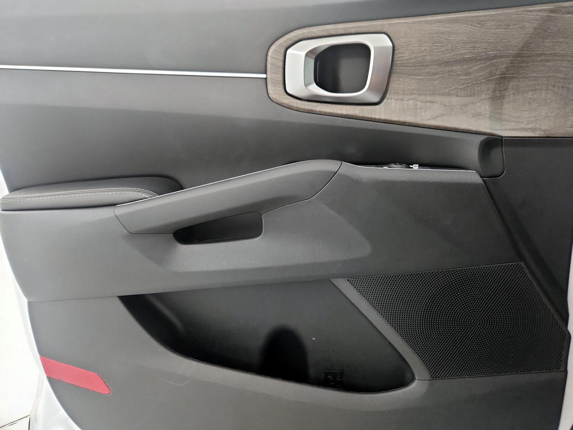 Thumbnail: 2023 Kia Sorento - 12