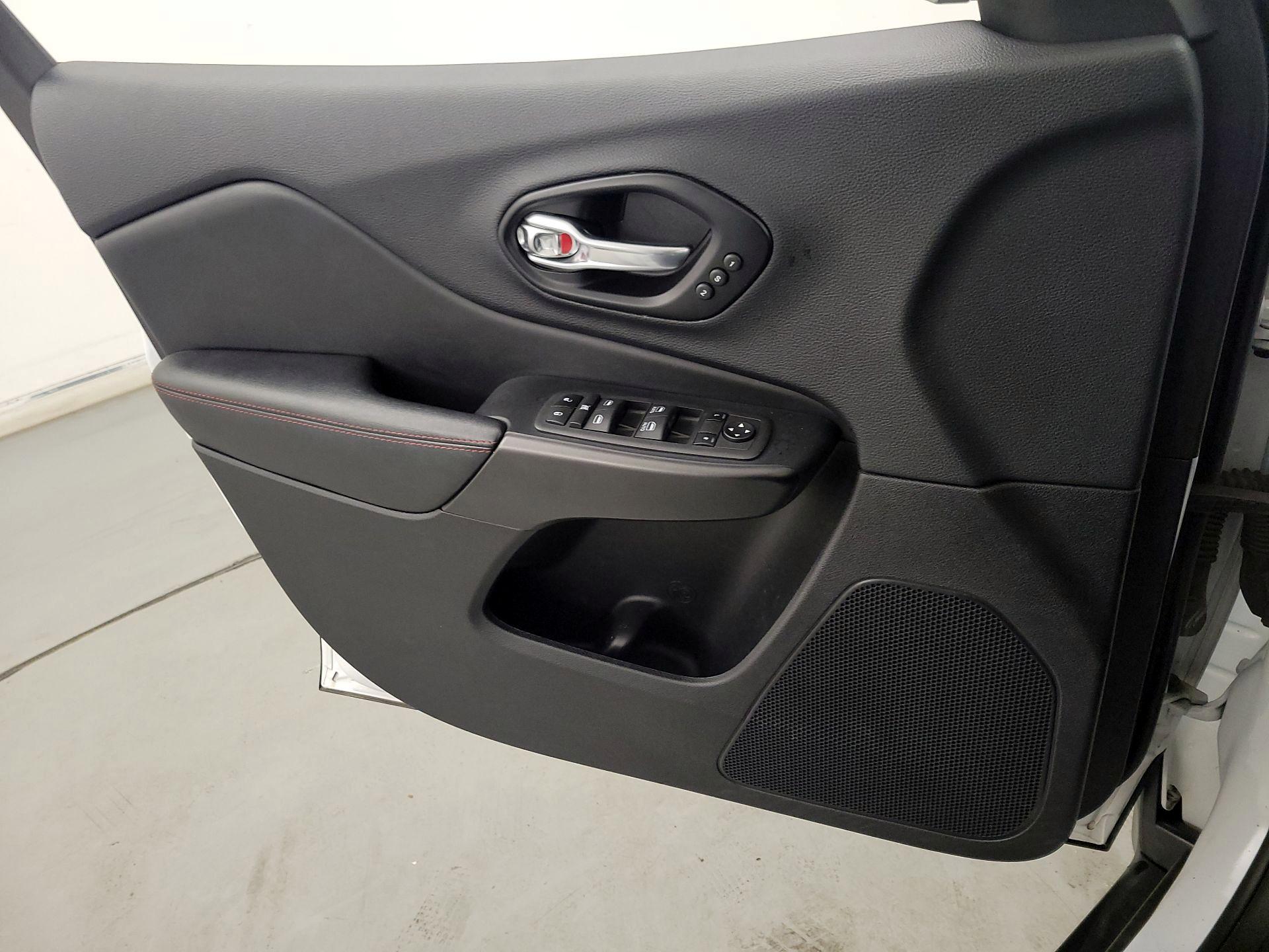 Thumbnail: 2022 Jeep Cherokee - 12