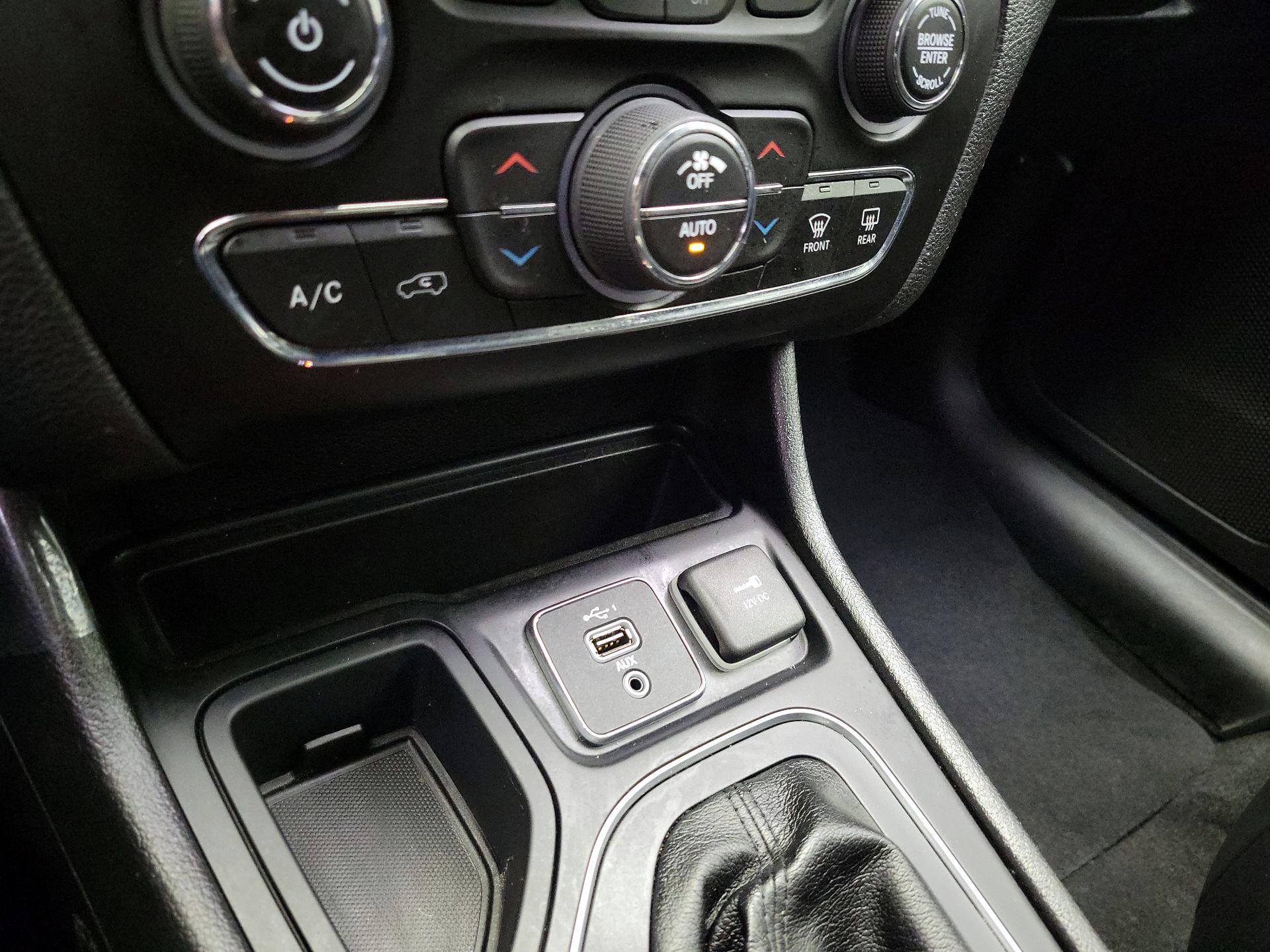 Thumbnail: 2021 Jeep Cherokee - 16