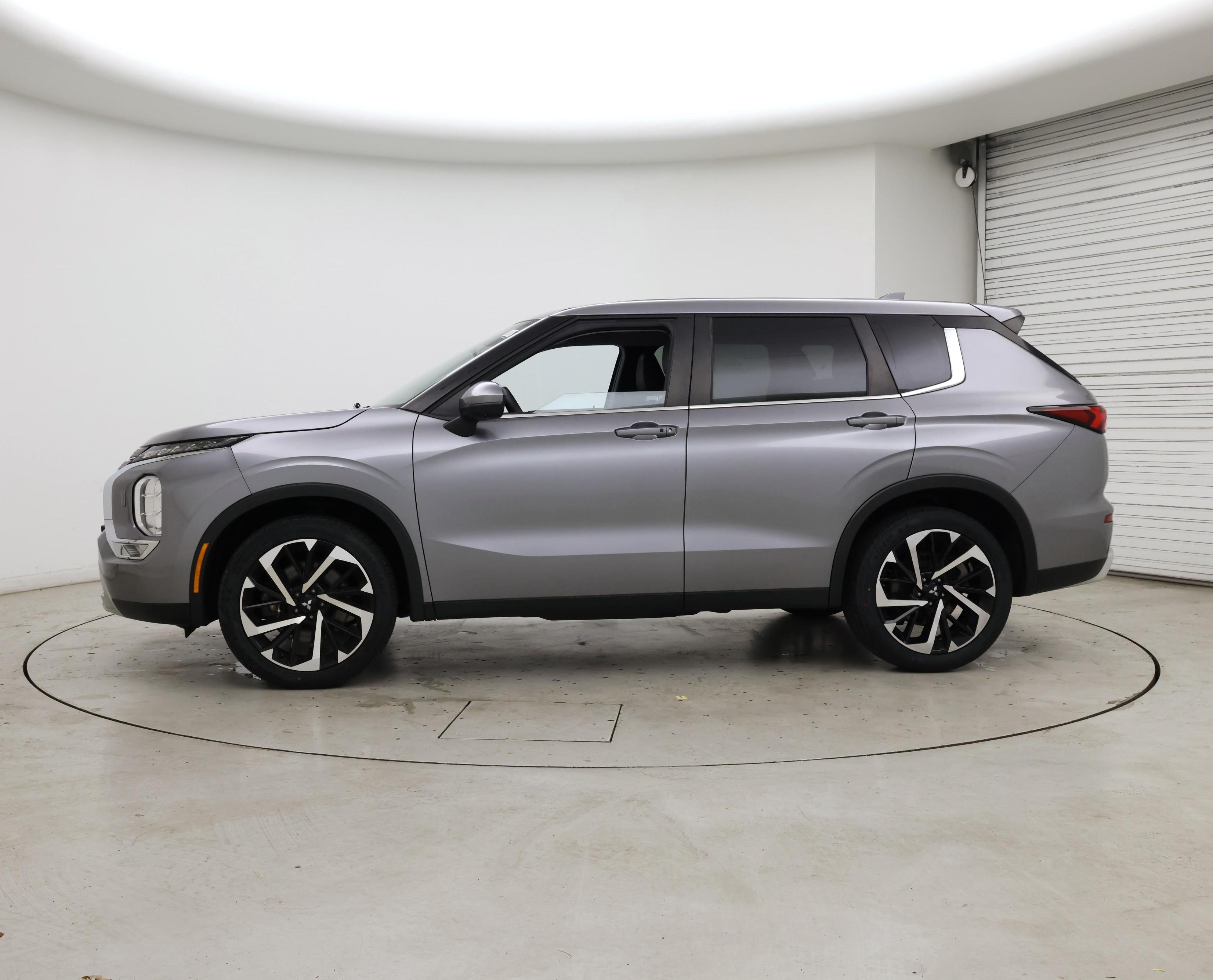Thumbnail: 2022 Mitsubishi Outlander - 3