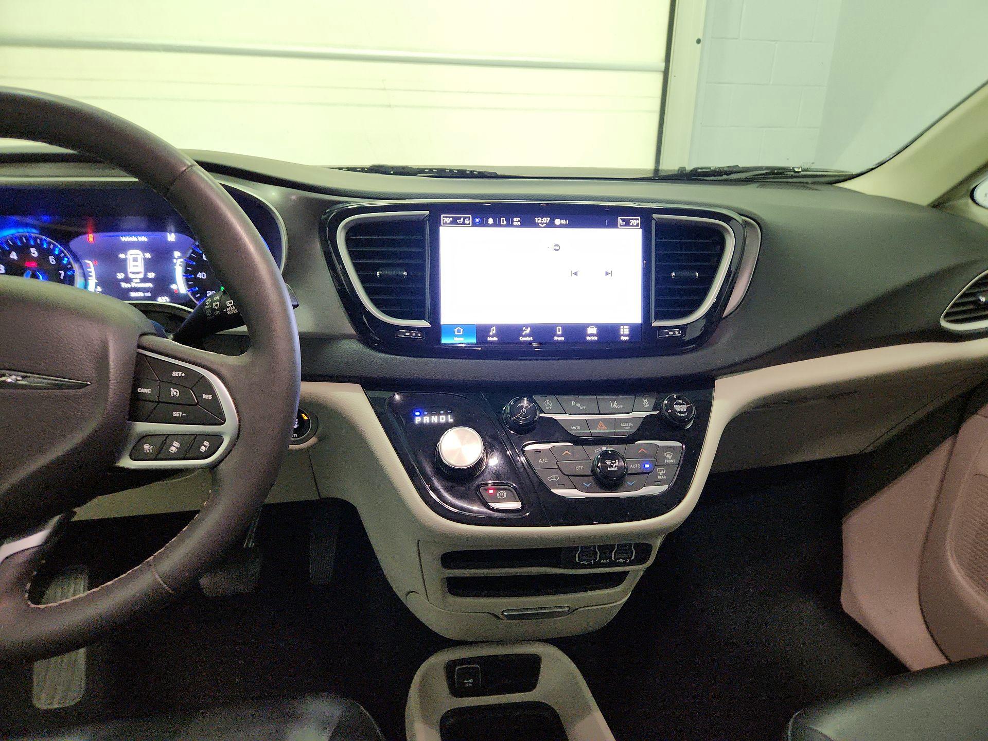 Thumbnail: 2023 Chrysler Pacifica - 9
