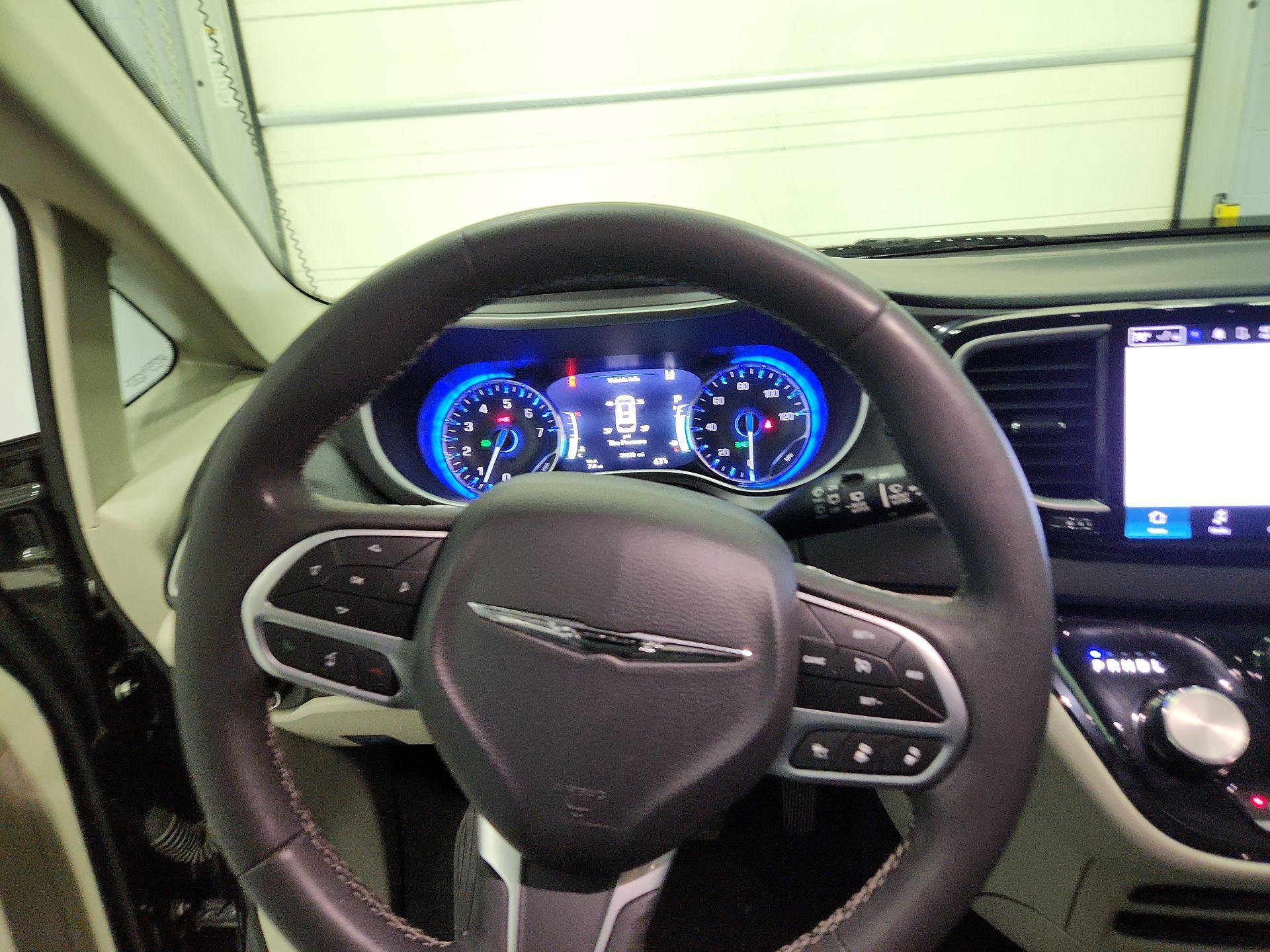 Thumbnail: 2023 Chrysler Pacifica - 10