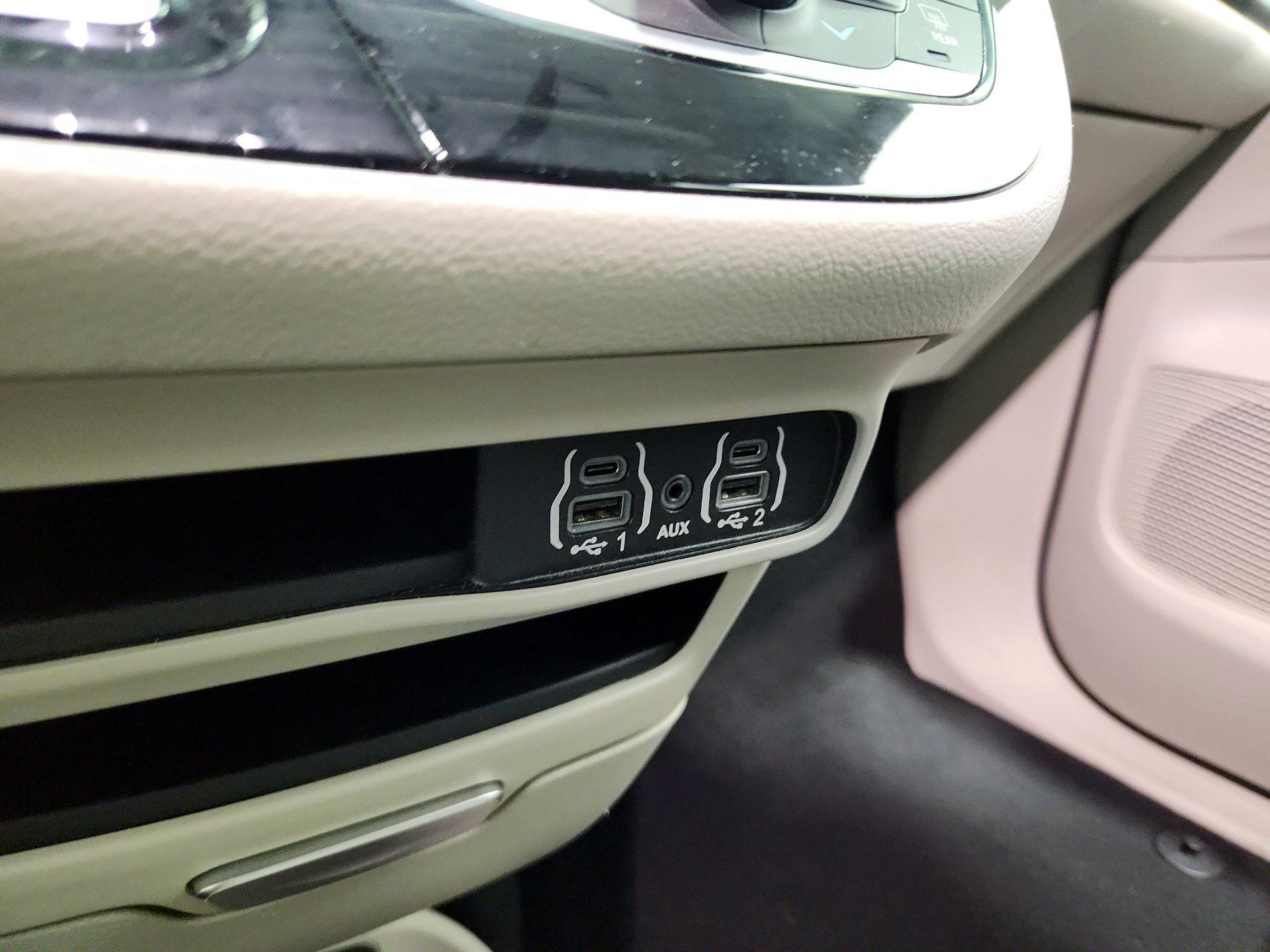 Thumbnail: 2023 Chrysler Pacifica - 18