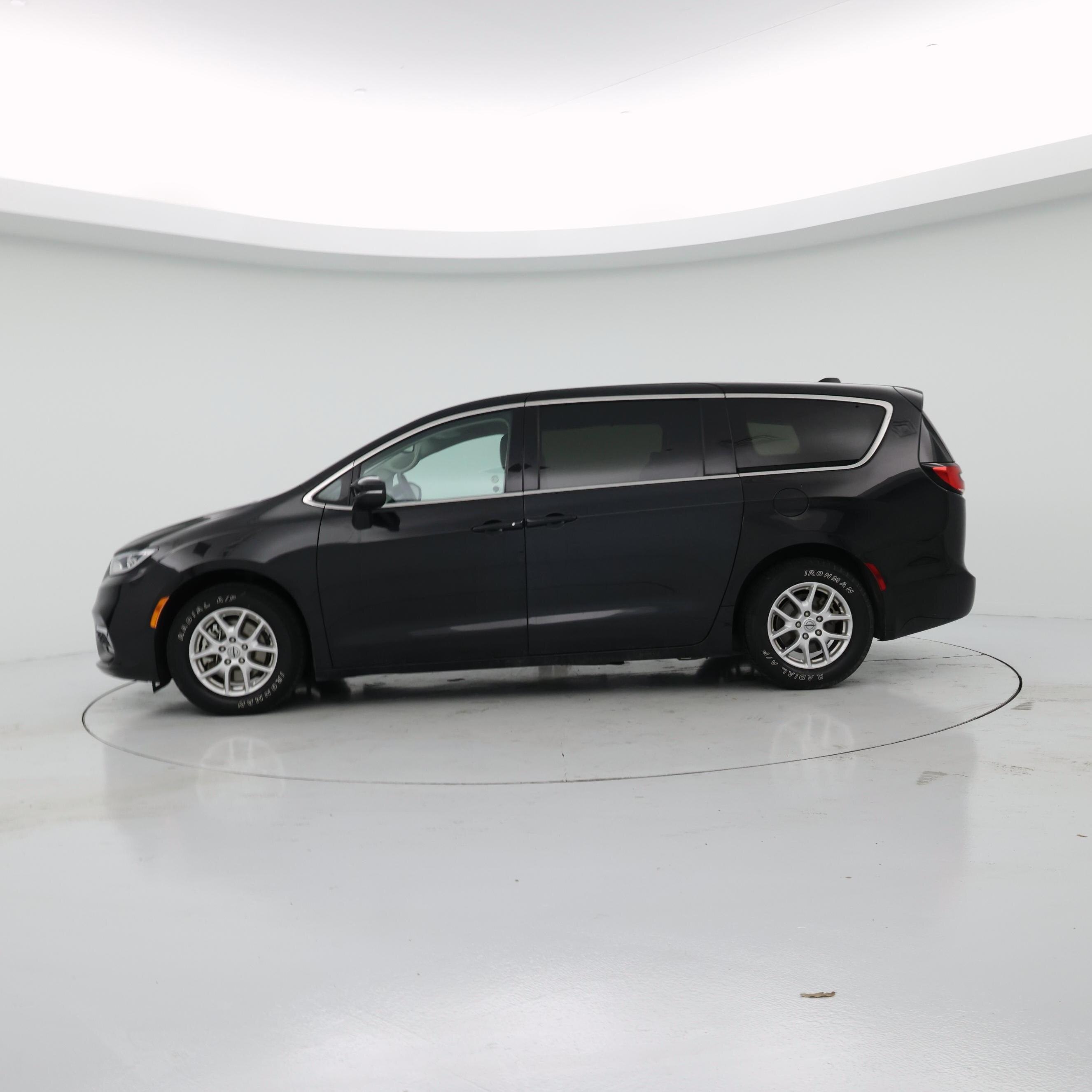 Thumbnail: 2023 Chrysler Pacifica - 3