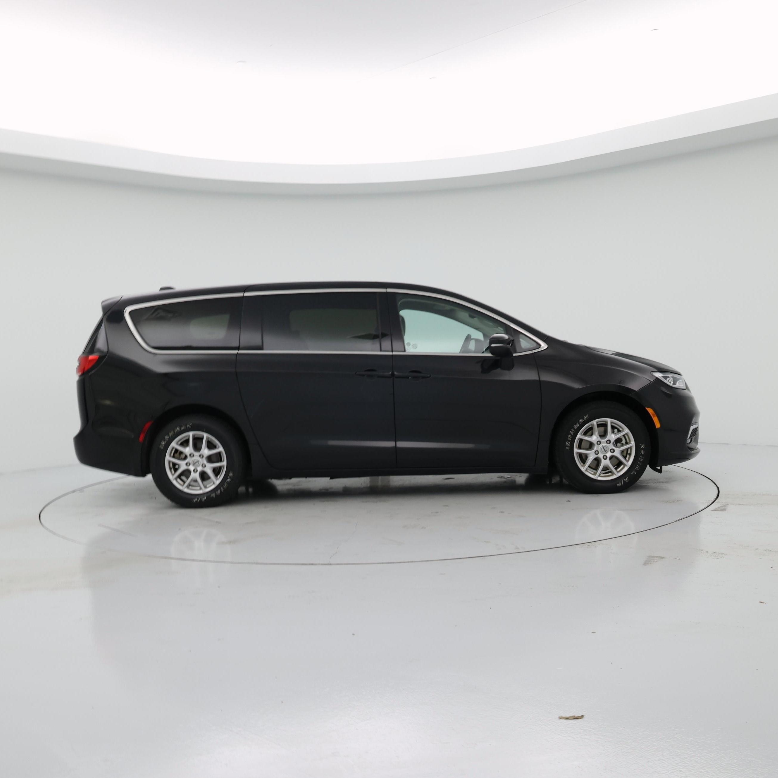 Thumbnail: 2023 Chrysler Pacifica - 7