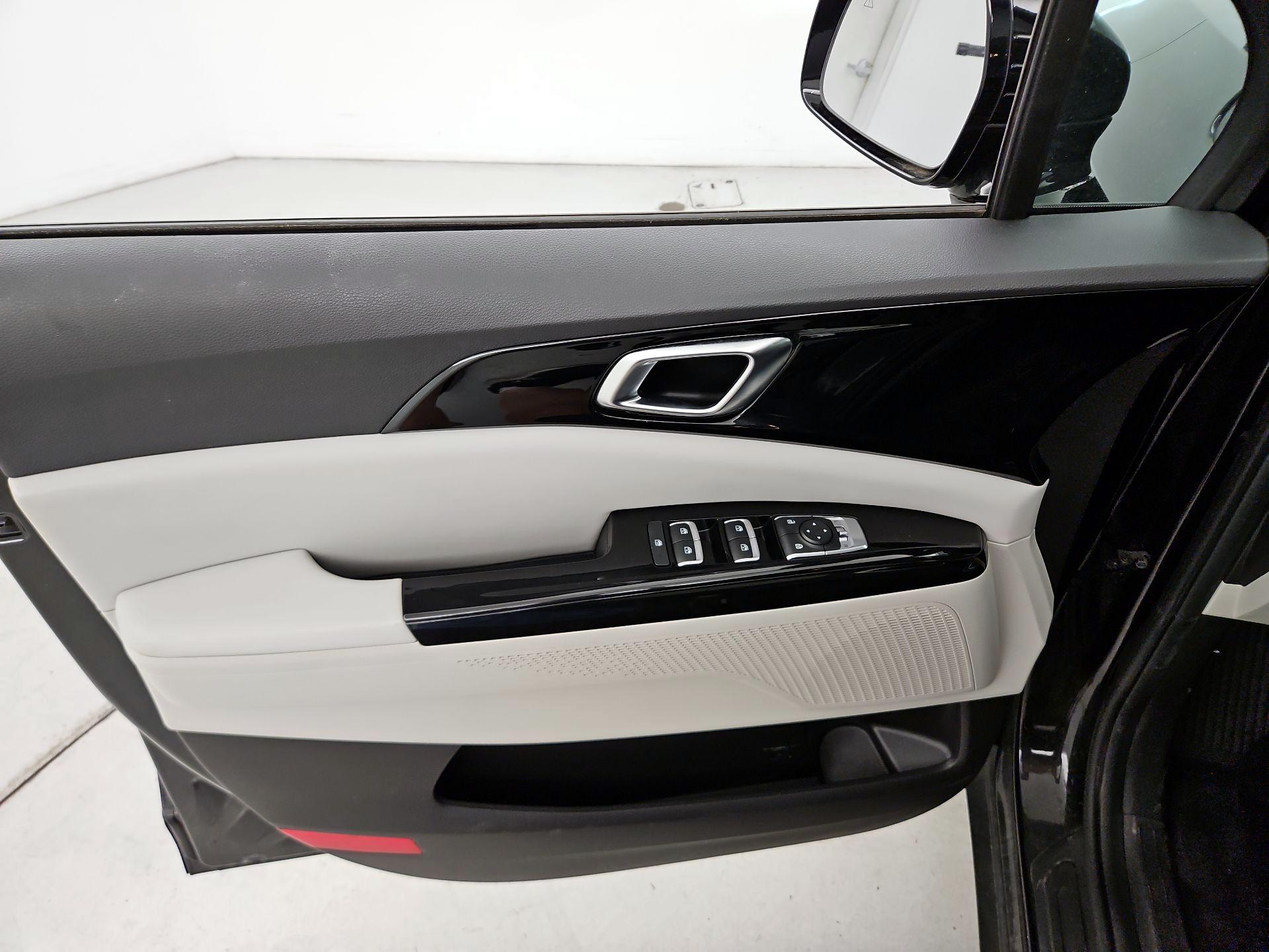 Thumbnail: 2022 Kia Carnival - 12