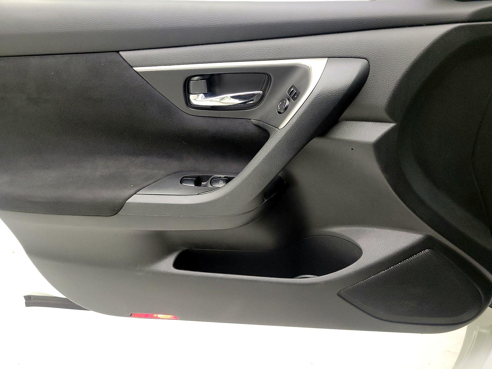 Thumbnail: 2015 Nissan Altima - 10