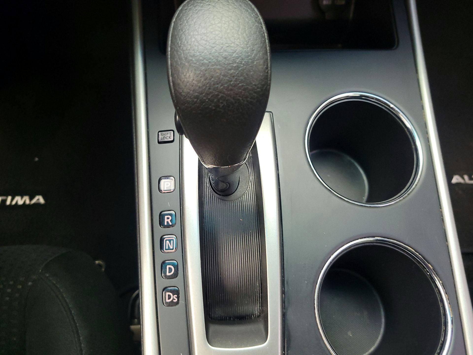 Thumbnail: 2015 Nissan Altima - 16