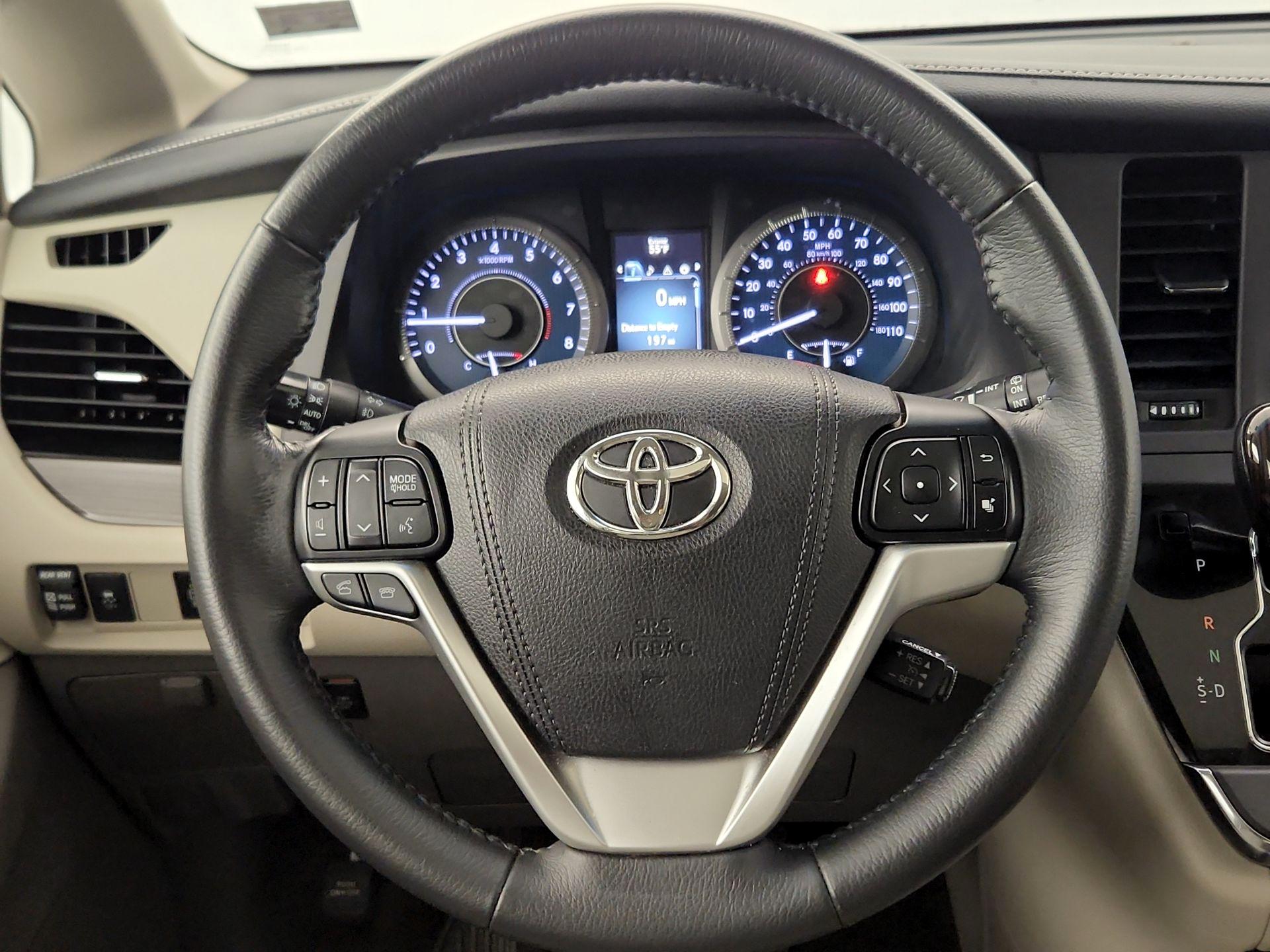 Thumbnail: 2017 Toyota Sienna - 10