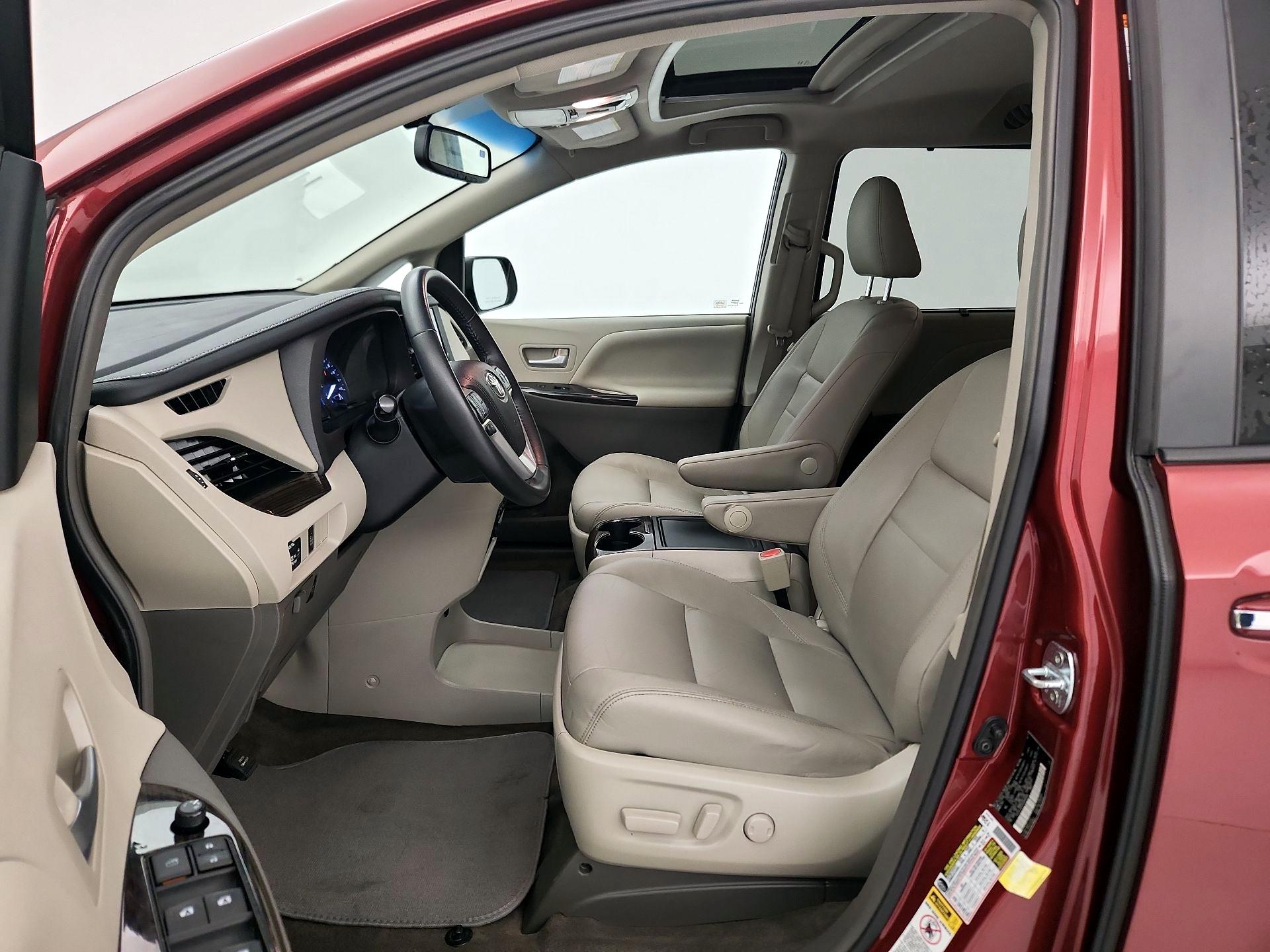 Thumbnail: 2017 Toyota Sienna - 11