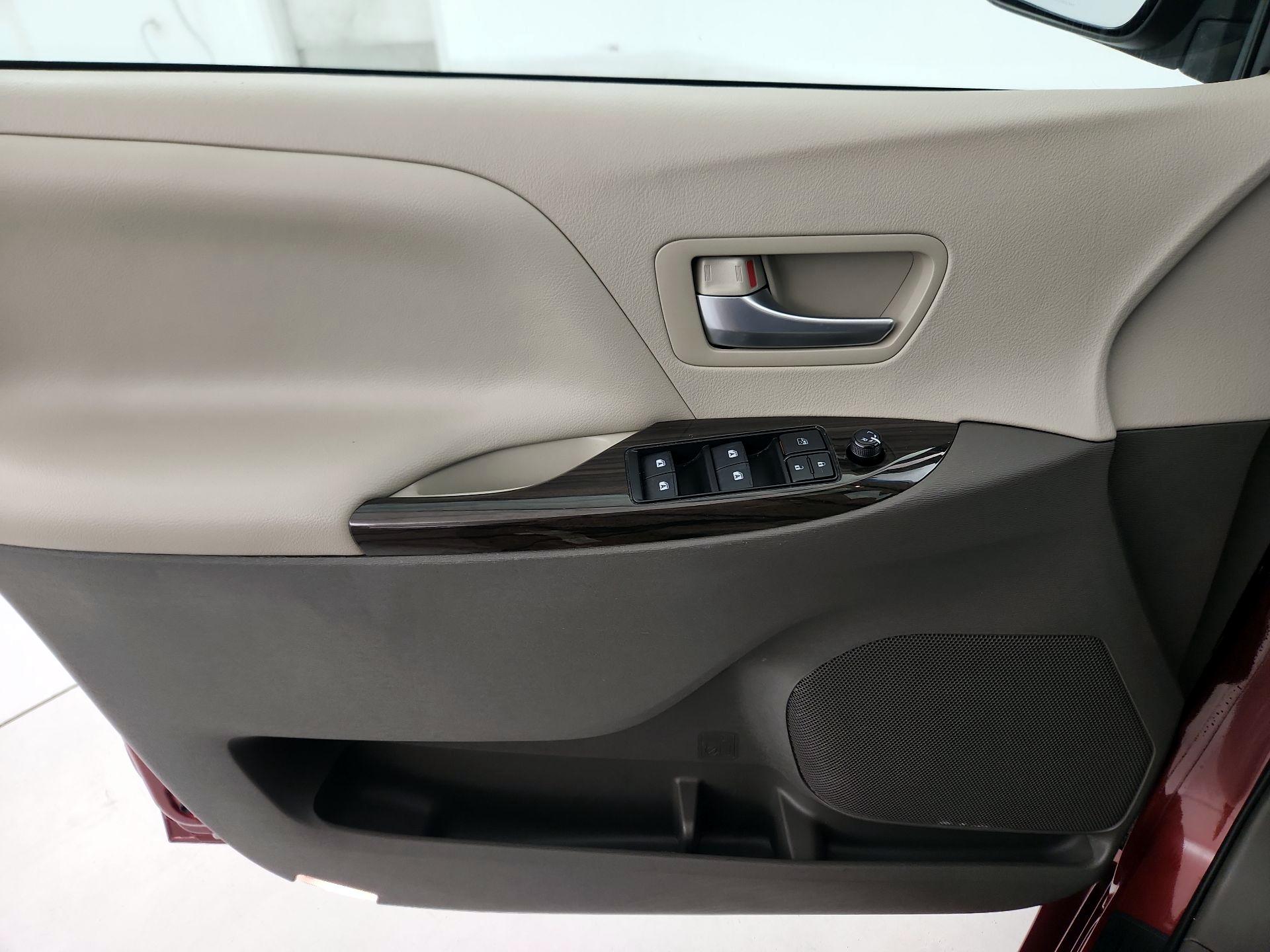 Thumbnail: 2017 Toyota Sienna - 12