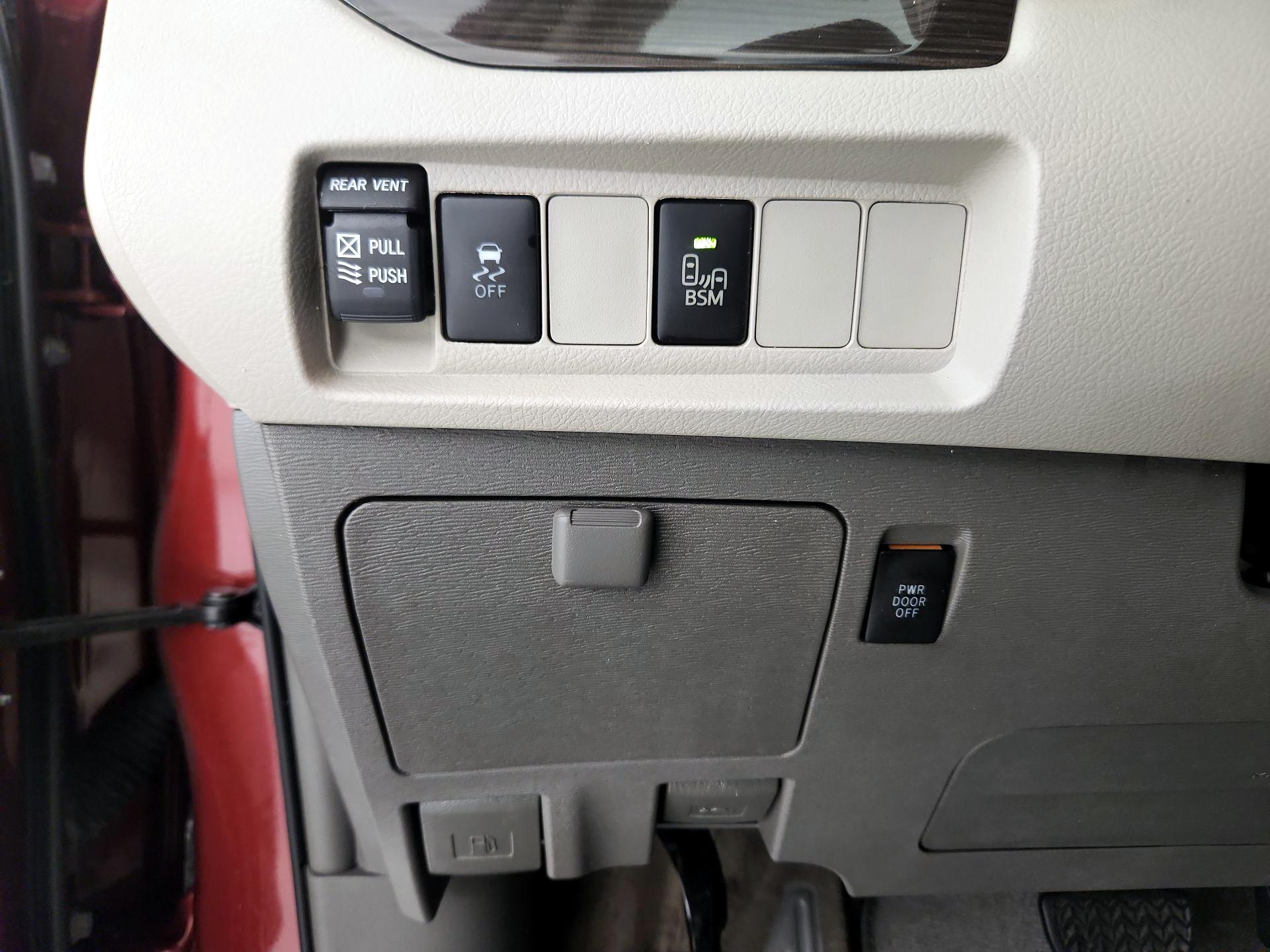 Thumbnail: 2017 Toyota Sienna - 13