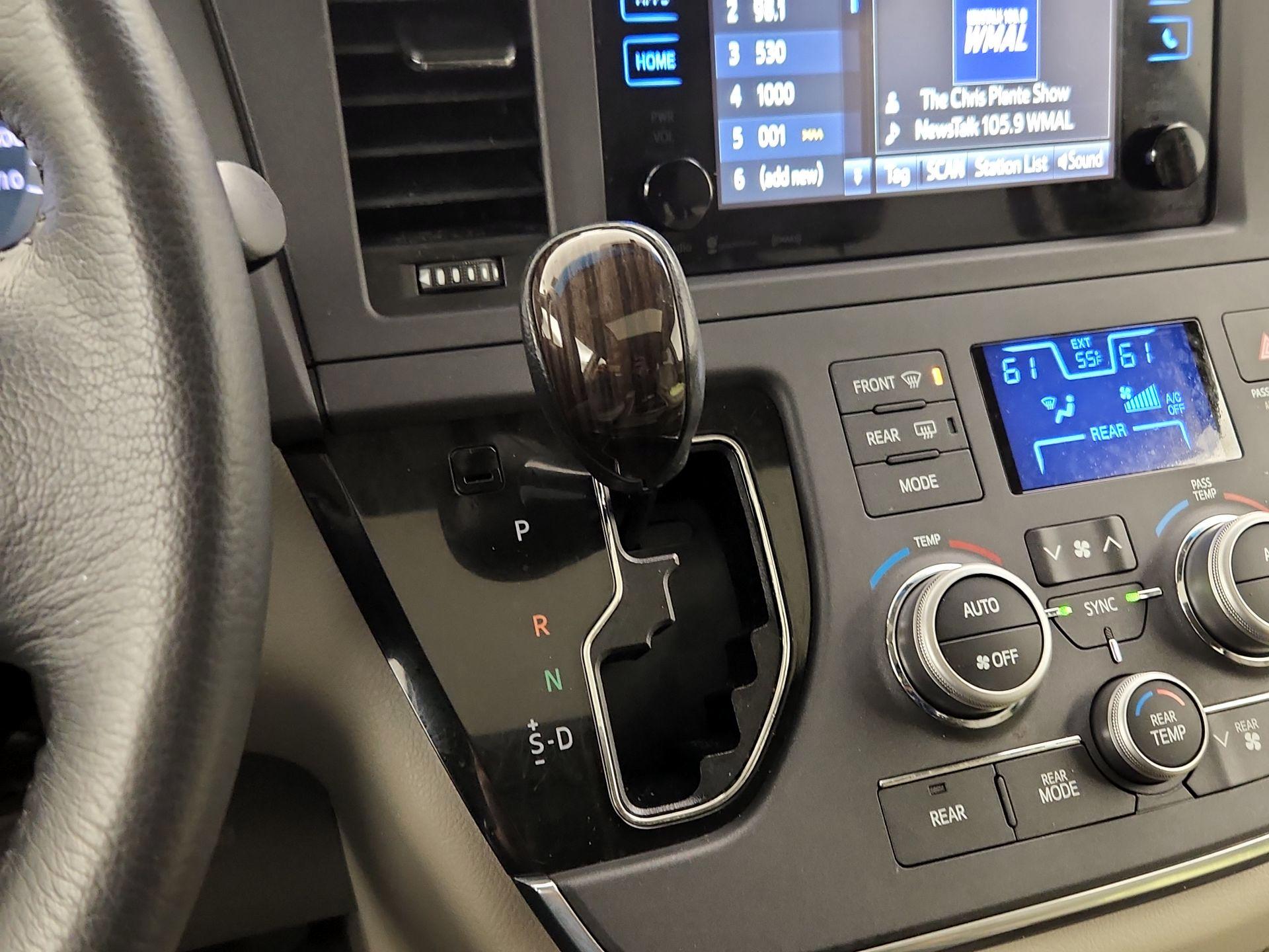 Thumbnail: 2017 Toyota Sienna - 17