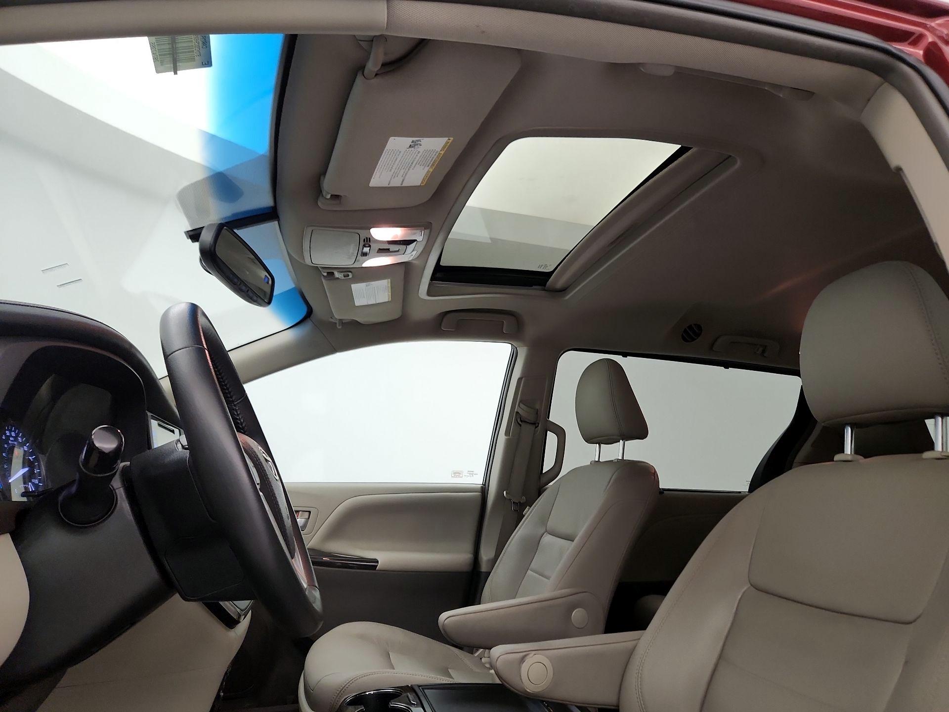 Thumbnail: 2017 Toyota Sienna - 19