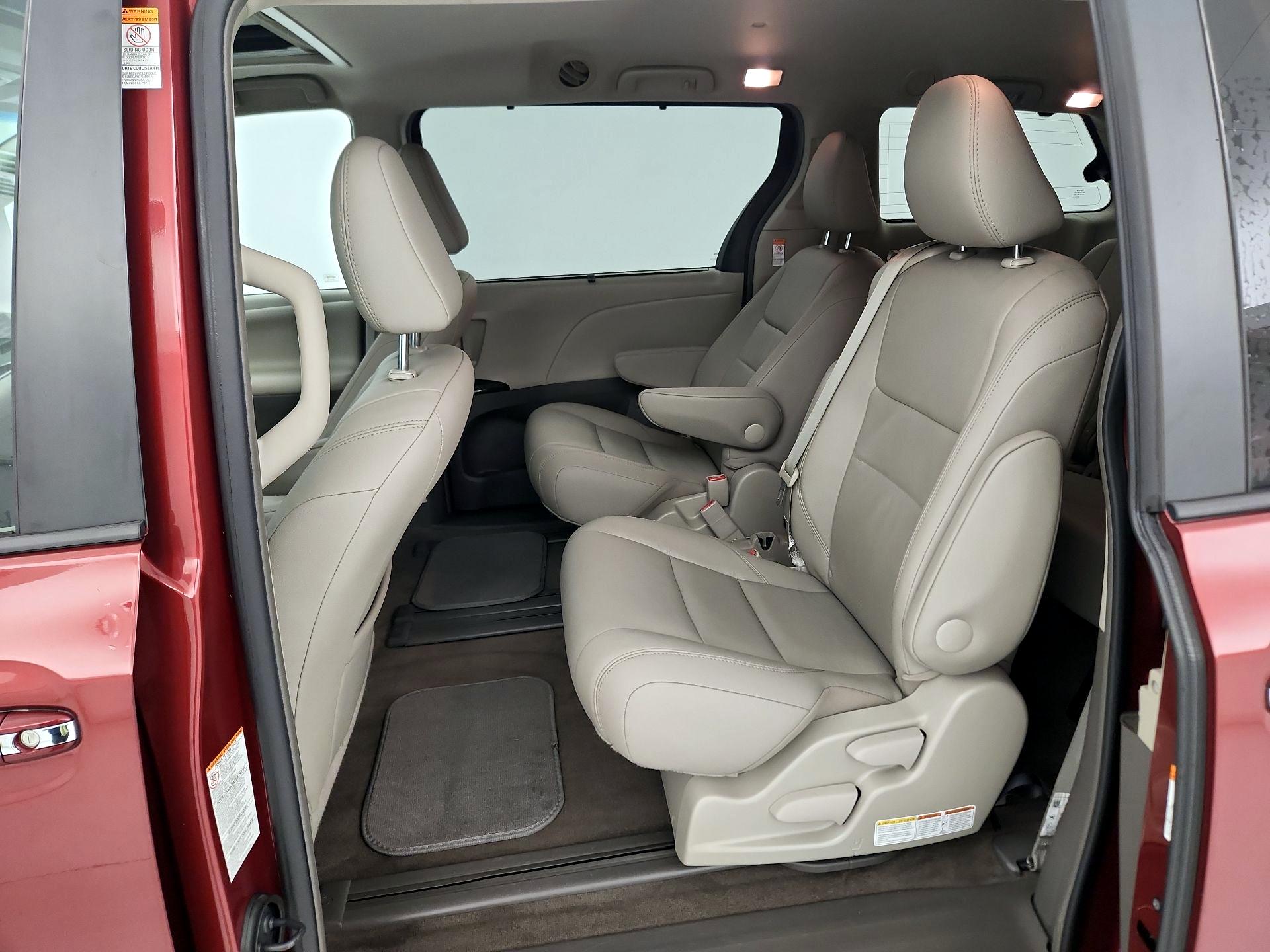 Thumbnail: 2017 Toyota Sienna - 20