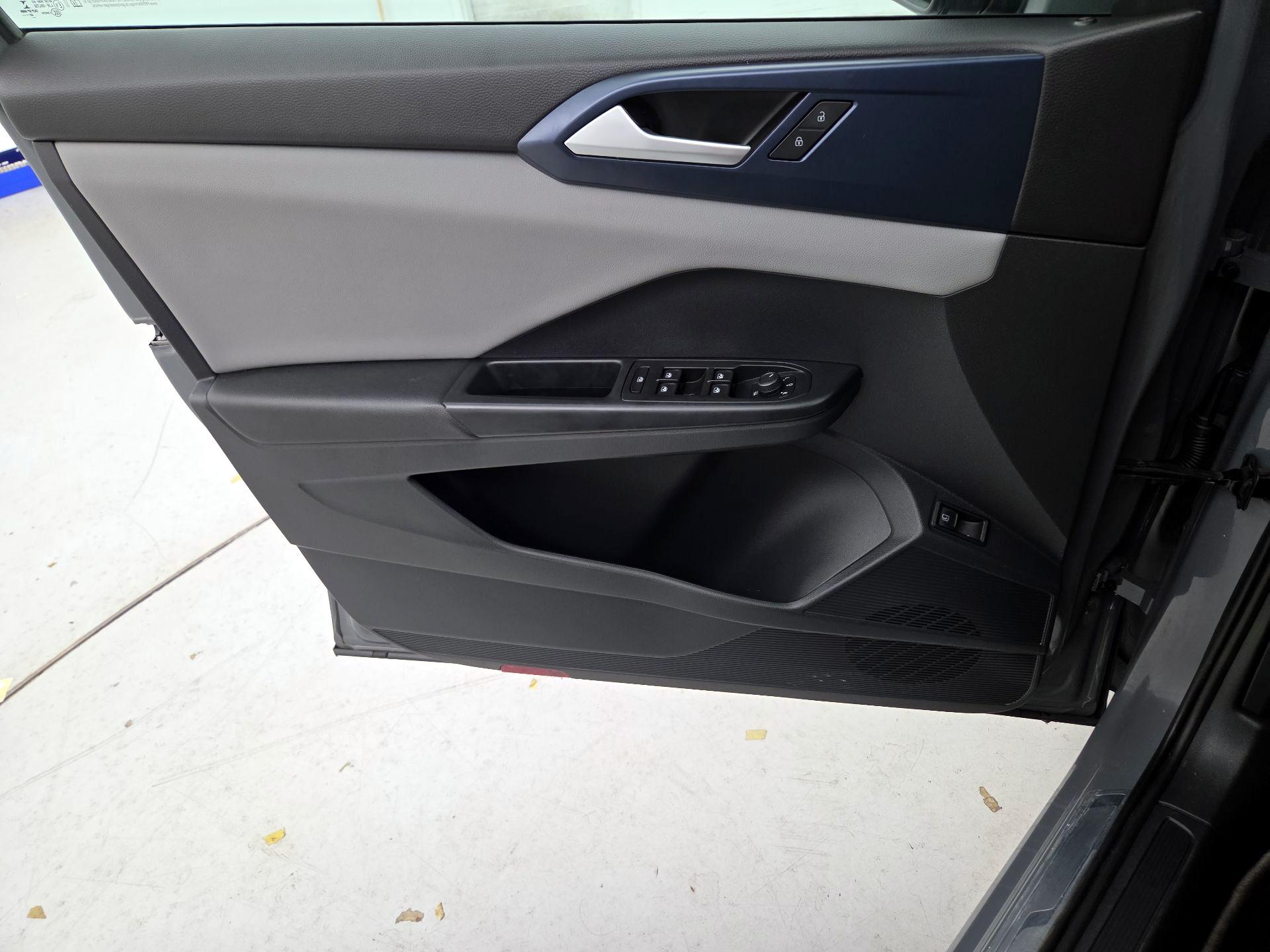 Thumbnail: 2022 Volkswagen Taos - 10