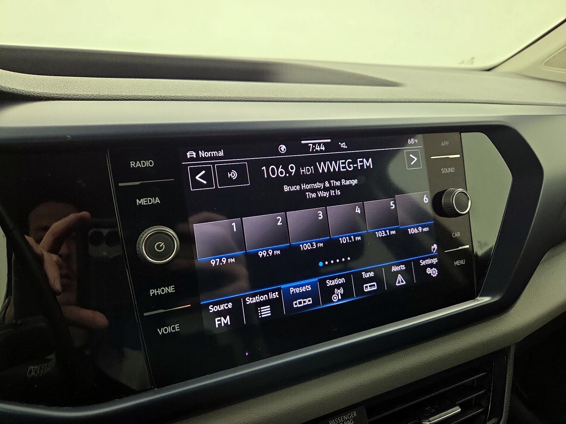 Thumbnail: 2022 Volkswagen Taos - 13