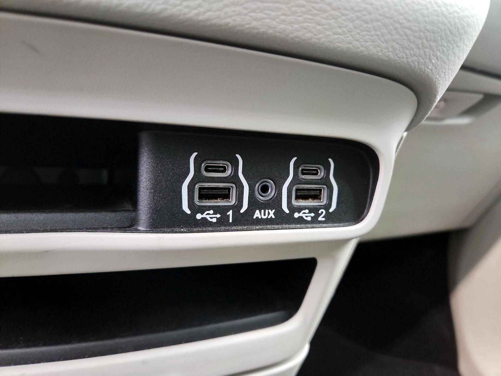 Thumbnail: 2023 Chrysler Pacifica - 18