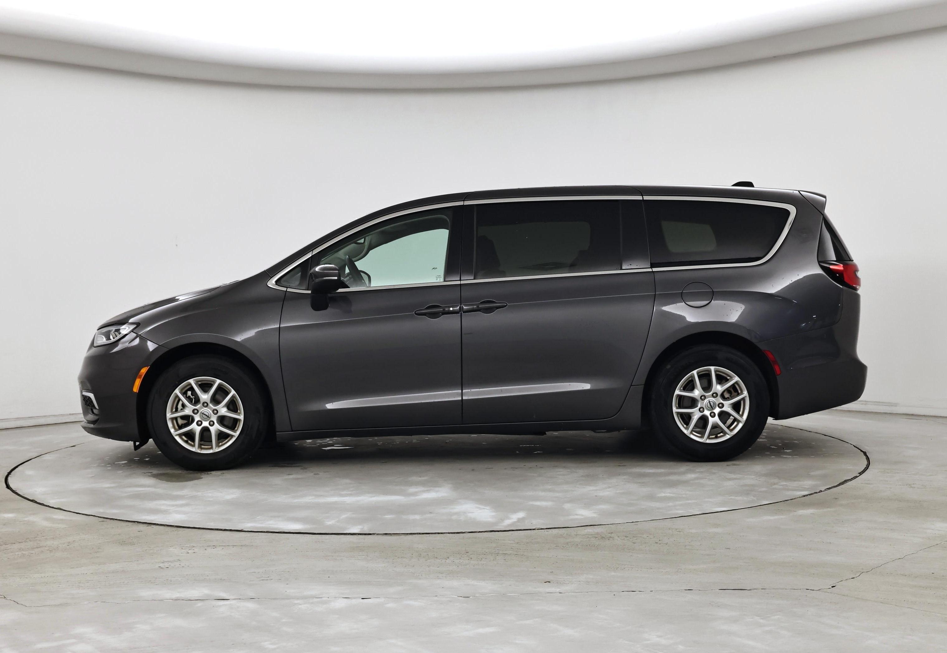 Thumbnail: 2023 Chrysler Pacifica - 3