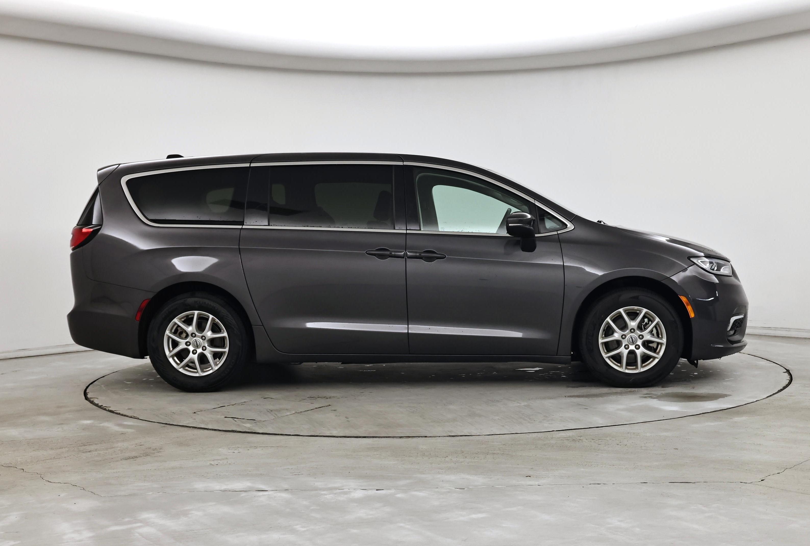 Thumbnail: 2023 Chrysler Pacifica - 7