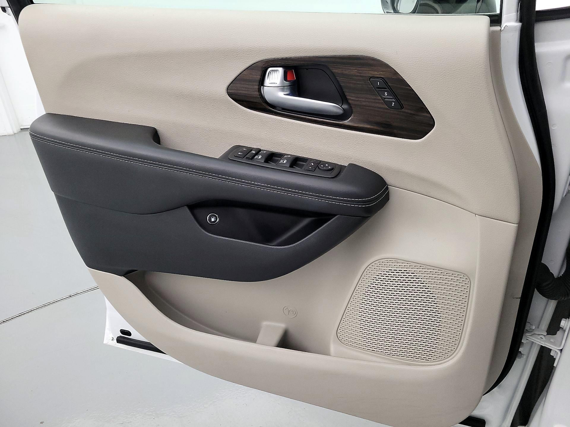 Thumbnail: 2023 Chrysler Pacifica - 12