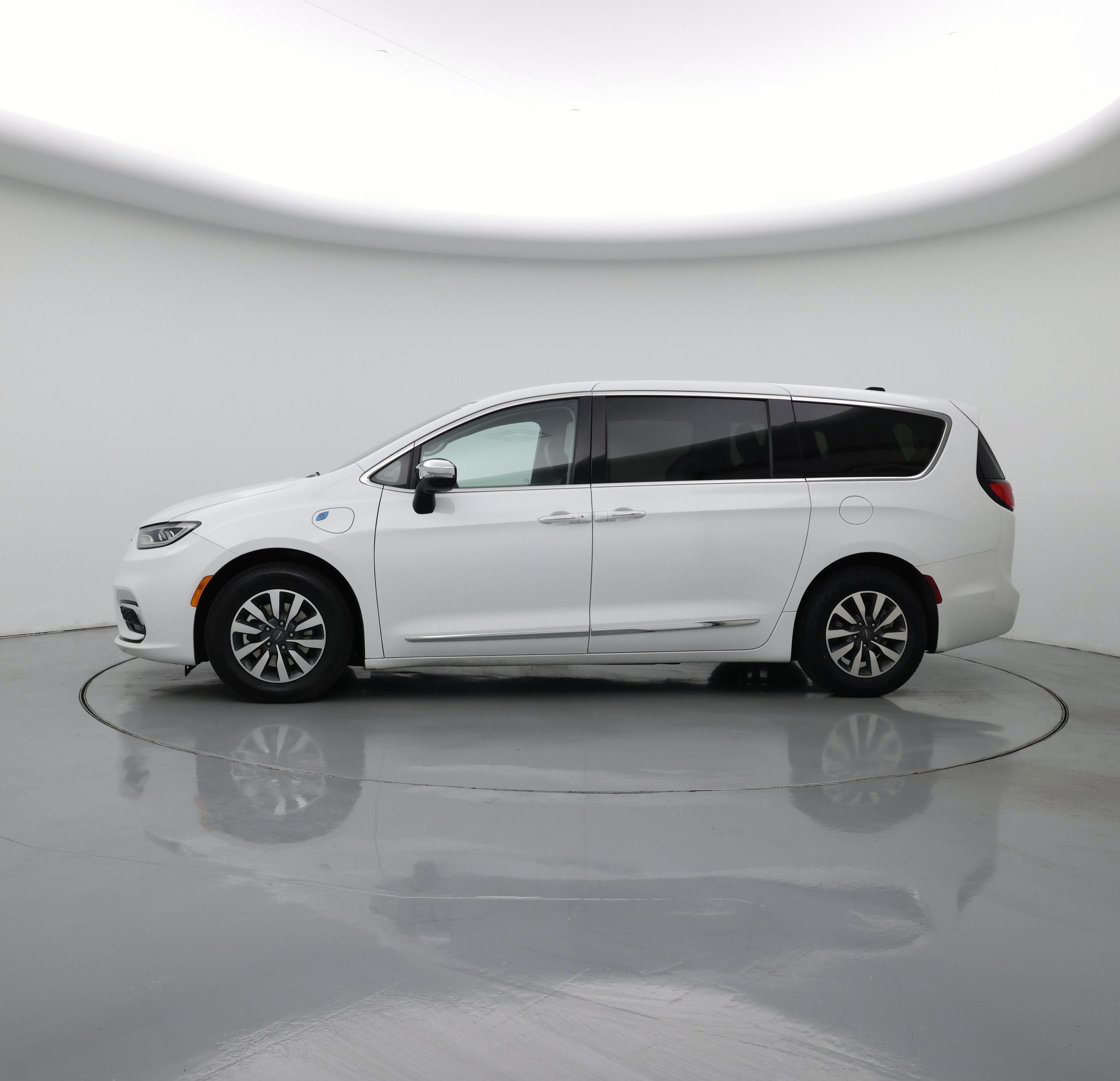 Thumbnail: 2023 Chrysler Pacifica - 3