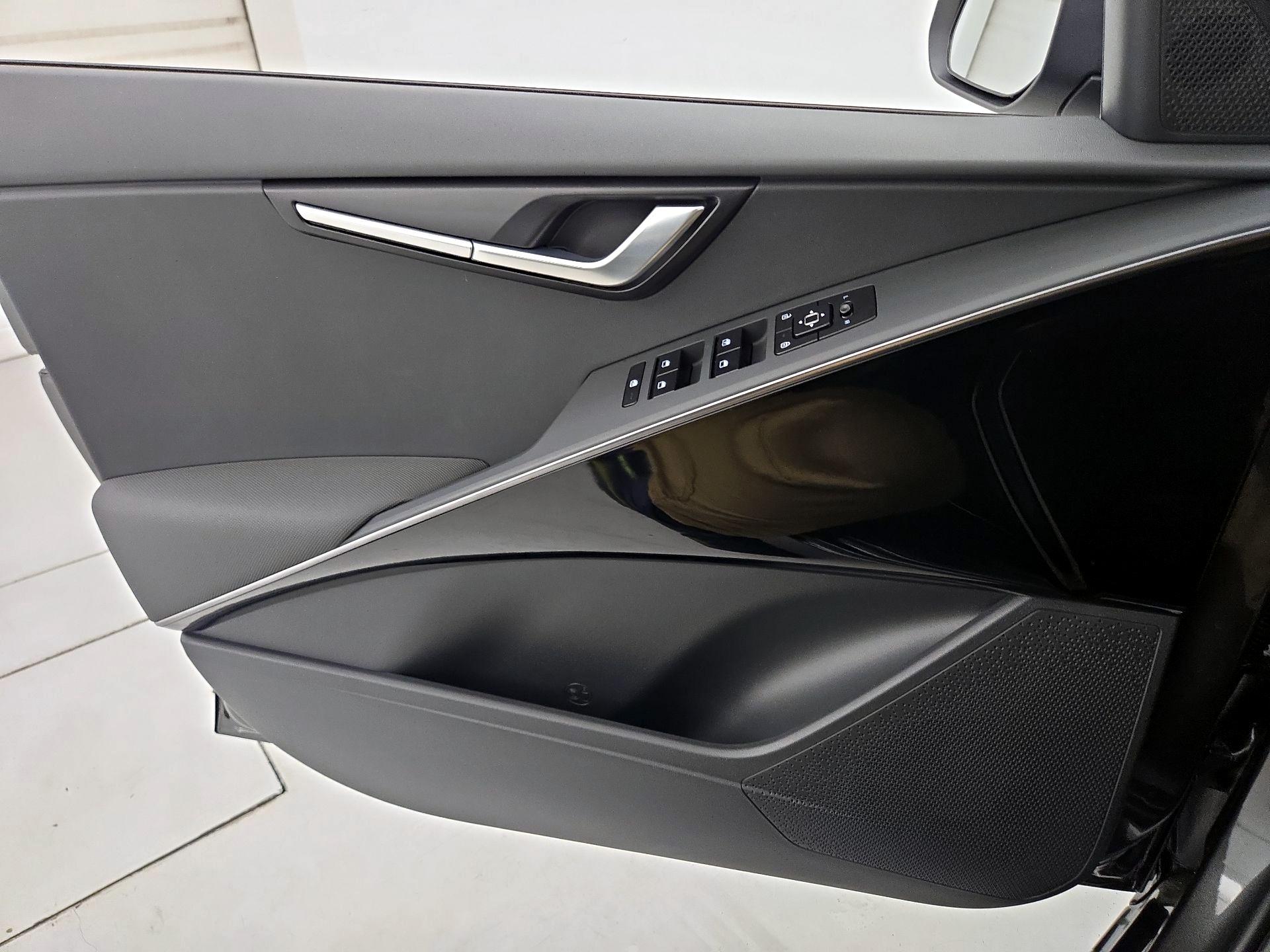 Thumbnail: 2025 Kia Niro - 12