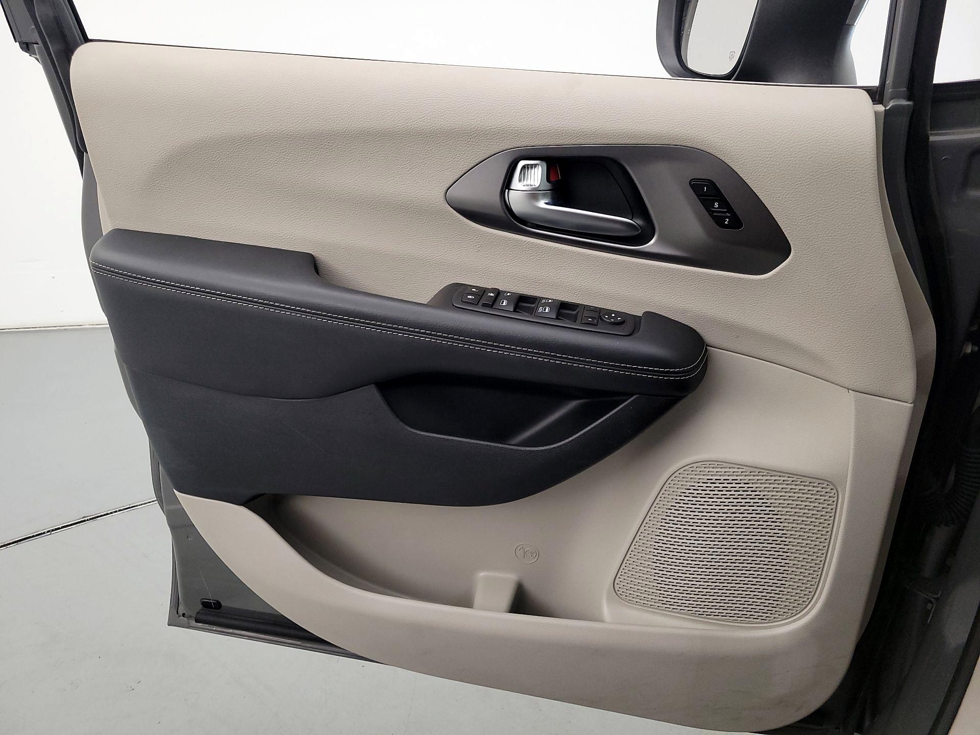 Thumbnail: 2023 Chrysler Pacifica - 12