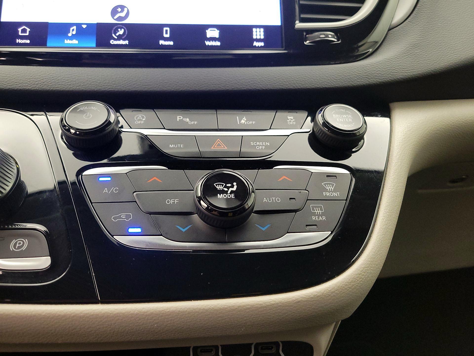 Thumbnail: 2023 Chrysler Pacifica - 16