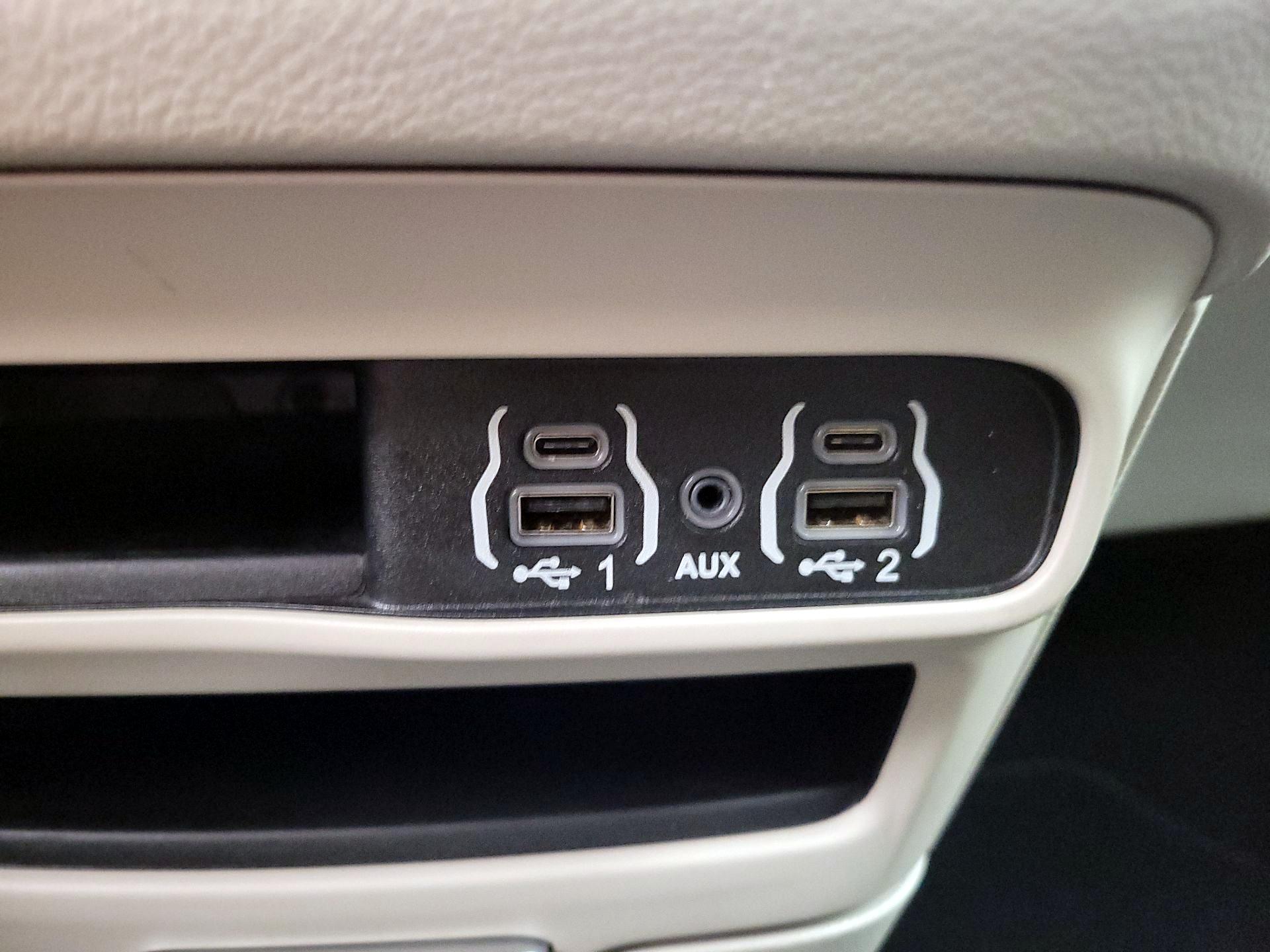 Thumbnail: 2023 Chrysler Pacifica - 18